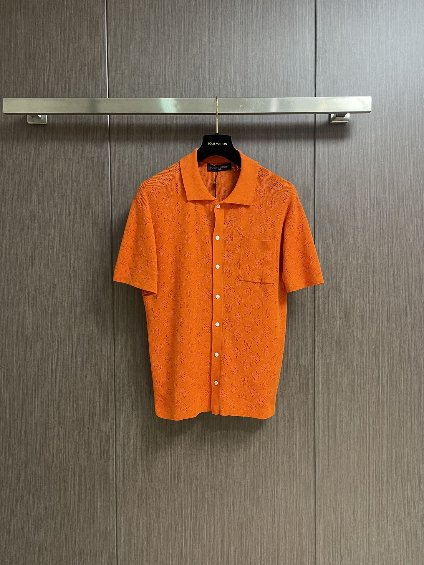 NO:152692,LV terry cloth dark pattern logo short-sleeved shirt, customized cloud-dyeing towel sweatshirt yarn Infrared positioning cutting bed Accurate positioning of materials through infrared transmitters and infrared receivers The accuracy can reach the micron level, thus meeting the effect of high-precision cutting of placing patterns. The jacquard technology is adopted for imported machine. Use advanced computer control systems and precise mechanical components to achieve jacquard operation. High precision. The lines are smooth and delicate, the overall wiring is straight and delicate, the fabric is comfortable and soft, and the color is consistent and there is no color difference. It can be matched with the same style to create a fashionable look, control various occasions, customize auxiliary materials, and complete three standards. Size S-XL,,louis vuitton,hoodie,sweatshirts,shirts,T-shirts,alexander wang19860909LV 毛圈布暗纹logo短袖衬衫,定制定染云绒毛巾卫衣纱 红外线定位裁床 通过红外发射器和红外接收器来实现对材料的精准定位 精度可达到微米级别 从而满足格纹对位高精度裁剪的效果 采用进口机提花工艺 使用先进的计算机控制系统和精密的机械部件 实现提花作业 精度高 线条流畅而细腻,整体走线平直细腻,面料舒适柔软,颜色一致无色差 能与同款搭配营造时尚造型,驾驭各种场合,定制辅料,三标齐全.尺码S-XL,,louis vuitton,hoodie,sweatshirts,shirts,T-shirt,alexander wang,Men's clothing