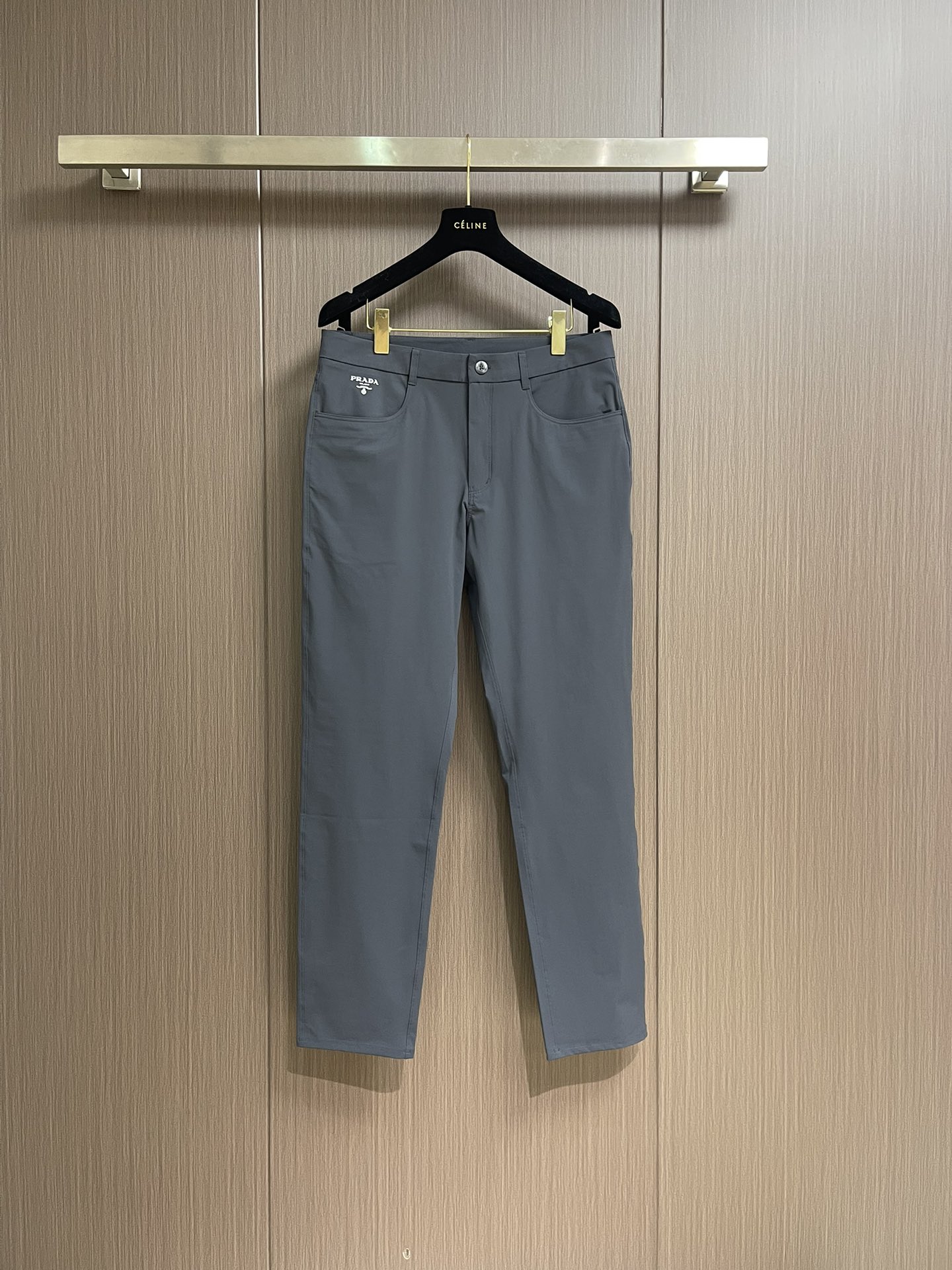 NO:152693,Prada 2025ss sports and casual trousers, comfortable and breathable fabric, double-sided socket pocket design!  A daily wear, multi-functional casual pants, all-in-one imported, with a full range of imported styles, comfortable and breathable upper body, excellent style, and an atmospheric clean version design!  Essential items. Size M-3XL, prada, alexander wang19860909Prada 2025ss运动休闲西裤,面料舒适透气,双侧插口袋设计！一款日常穿着,兼备多功能休闲裤走了潮范路线全线进口级别,上身舒适透气,版型极好,大气的干净版设计！必备单品.尺码M-3XL,,prada,alexander wang,Men's clothing