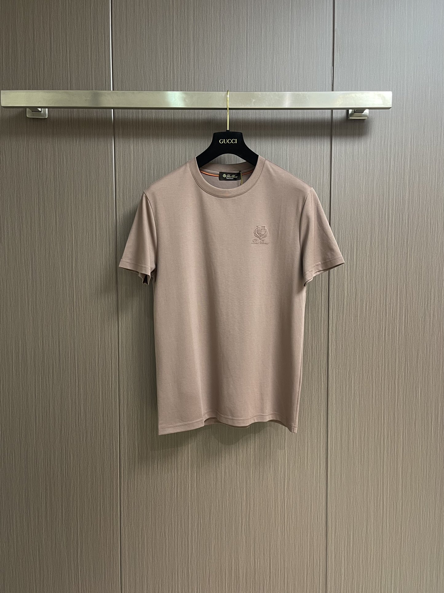 NO:152707,LP Logo logo round neck short-sleeved T-shirt. The fabric is made of high-string long-length cotton. The upper body is silky, breathable and has a good gloss. High-end and textured. The fabric is high. The guaranteed clever feels. Orders for full-quality quality. Highly recommended in spring and summer. Size 48-56,,loro piano,T-shirt,tees,t-shirt,alexander wang19860909LP Logo标识圆领短袖T恤 面料采用高支长绒棉材质 上身丝滑 透气 又有很好的光泽感 高档而显质感 面料的支数高 保证的衣服挺括感 全品相的订单 春夏强烈推荐.尺码48-56,,loro piana,T-shirt,tees，t-shirt,alexander wang,Men's clothing