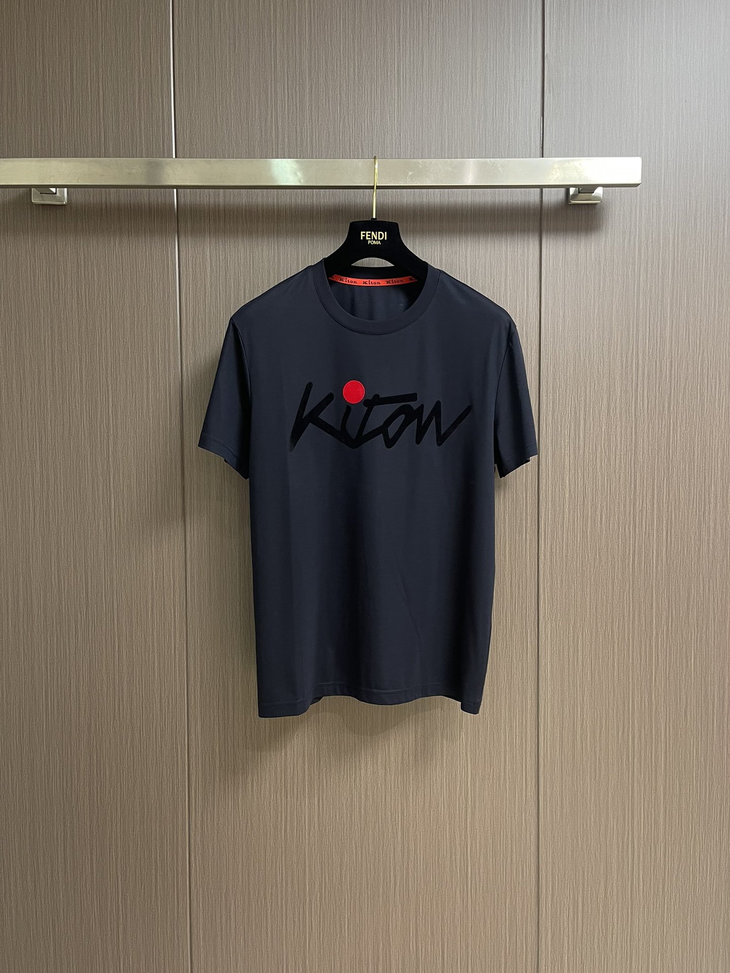 NO:155401,Kiton's flocking logo on the chest logo round neck short-sleeved T-shirt was founded in Naples, Italy in 1968. Founder Ciro Paone has an almost crazy persistence in quality. 