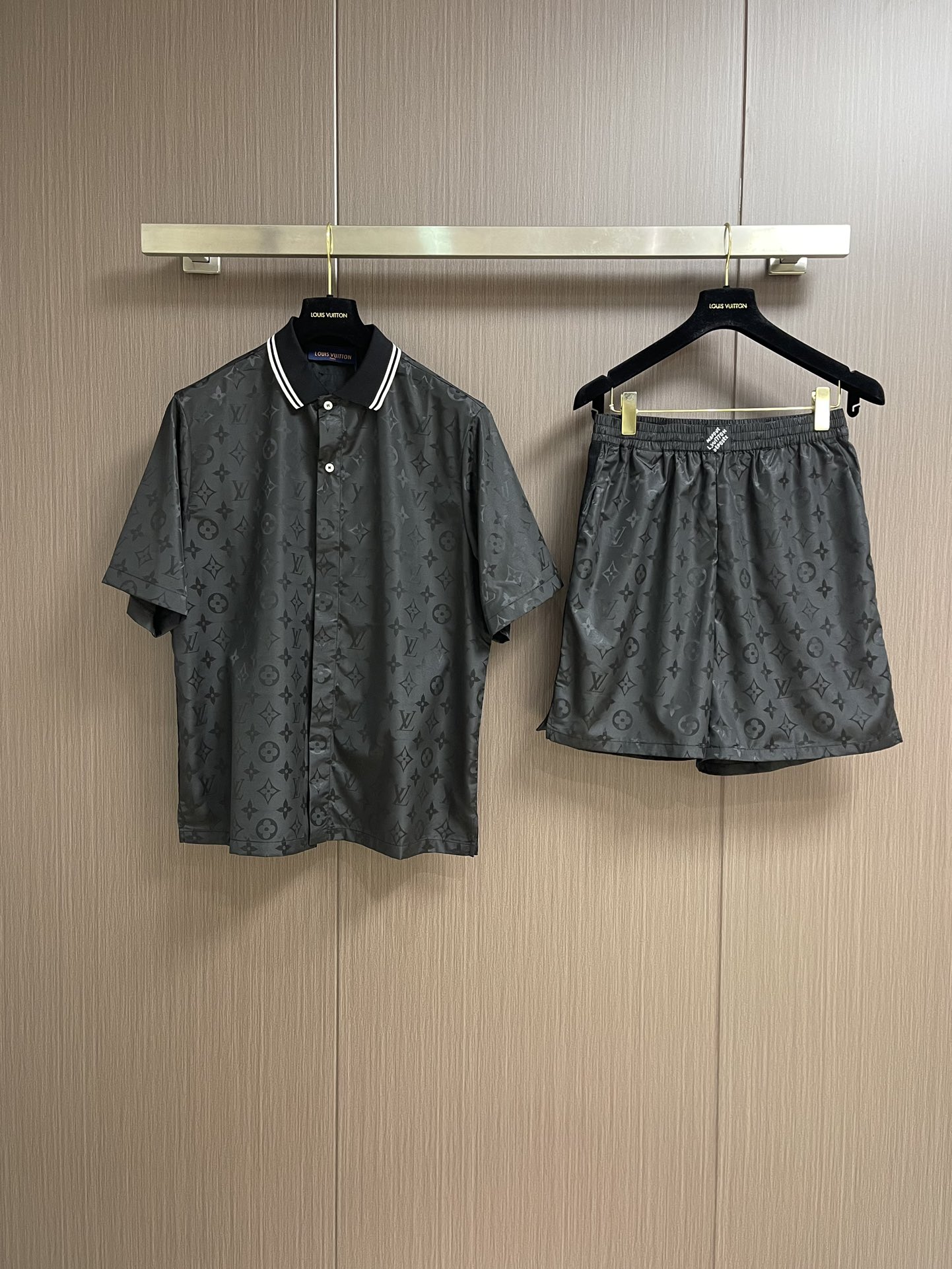 NO:162325,Price adjustment Tops, shorts, LV jacquard full-print POLO shirts and shorts suit, with delicate mulberry silk, and based on exquisite jacquard technology to describe the corrugated effect. Monogram pattern. Striped knitted collar and side strips reveal a dynamic academy atmosphere. The hidden buttons and the bright buttons on the top create a tweak effect similar to a polo shirt. The overall line is straight and delicate, the fabric is comfortable and soft, and the color is consistent and has no color difference. It can be matched with the same style to create a fashionable look, control various occasions, customize auxiliary materials, complete three standards, and the same style for men and women!  Size S-XL, louis vuitton, shorts, alexander wang19860909调价 上衣 短裤 LV 提花满印POLO衫短裤套装,取材细腻桑蚕丝,依托精湛提花工艺描绘波纹效果 Monogram 图案.条纹针织衣领和侧面饰带流露动感学院气息,暗扣前襟与顶部明纽扣营造恰似马球衫的错视效果.整体走线平直细腻,面料舒适柔软,颜色一致无色差 能与同款搭配营造时尚造型,驾驭各种场合,定制辅料,三标齐全,男女同款！尺码S-XL,,louis vuitton,shorts,alexander wang,Men's clothing