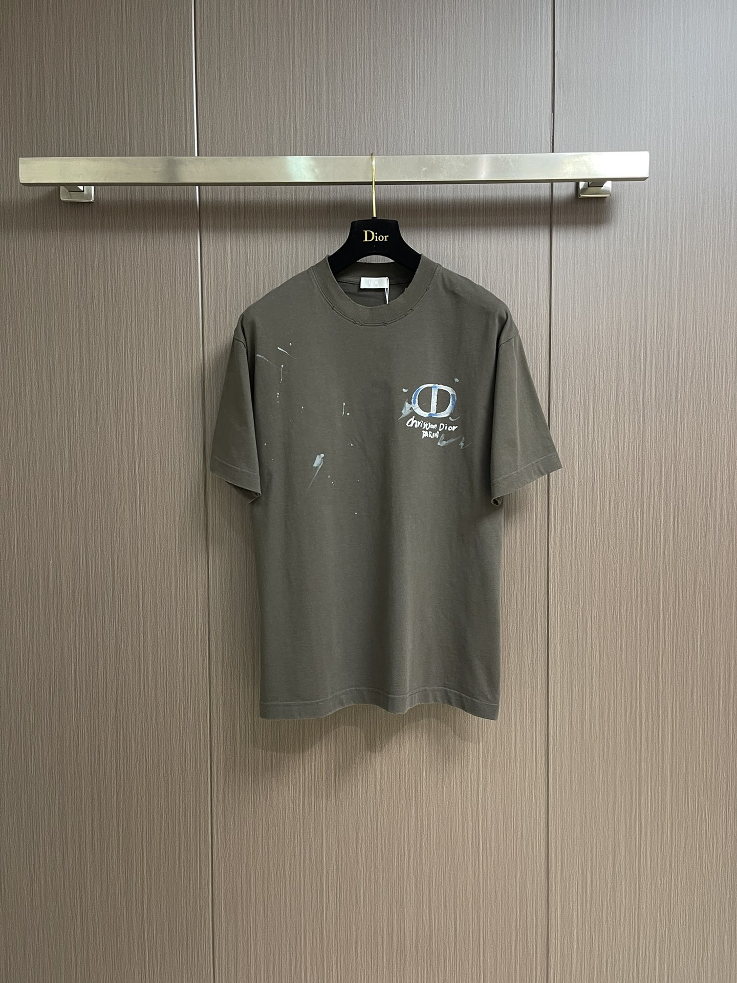 NO:152736,Dior 2025SS early spring new hand-painted graffiti pattern round neck short-sleeved T-shirt, pure cotton fabric, soft upper body, comfortable and breathable, full texture!  Fine workmanship!  Decorated with hand-painted graffiti patterns and dior letter logo embellishes the body. Classic round neck cut. Classic versatile, can be matched with items of various seasons. The body printing technology has long been unparalleled with high-end texture. The upper body is super handsome and stylish. The solid color body and dior logo bring a high recognition experience. The new season is a sincere designer masterpiece, basic round neck pullover short sleeves, versatile and popular. Size S-XXL, dior, T-shirt, tees, t-shirt, alexander wang19860909Dior 2025SS早春新款手绘涂鸦图案圆领短袖T恤,纯棉面料,上身柔软,舒适透气,质感十足！做工精细！饰以手绘涂鸦 图案,dior字母标识点缀衣身.经典圆领剪裁.经典百搭,可与各季节单品搭配.衣身印花工艺早就无与伦比的高级质感,上身超级帅气有型,纯色衣身与dior 标识带来高辨识度体验,新一季 诚意满满的设计师力作,基础款圆领套头短袖,百搭爆款.尺码S-XXL,,dior,T-shirt,tees，t-shirt,alexander wang,Men's clothing