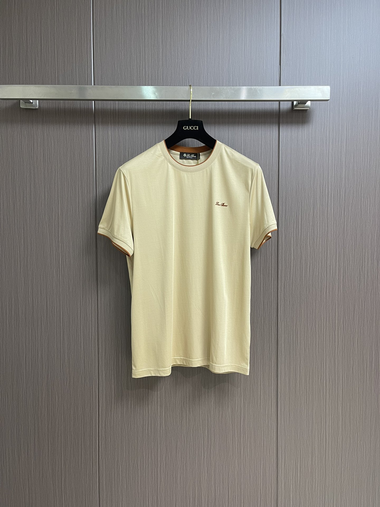 NO:152712,LP men's contrasting color lace-up fake two-piece layered with Modal mercerated cotton delicate beaded double-layer round neck short-sleeved T-shirt, continuing the consistent low-key but high-quality style, with extreme style, with exquisite fabrics and exquisite details, satisfying all the imaginations of high-quality T-shirts for spring and summer. The slim fit fit style, small round neck, solid color, and chest logo embellishment, bringing low-key and minimalism to the extreme, small details are just right, without any mediocrity. The neckline and cuffs are lined with a layer of contrasting color edges as embellishment, with the right scale revealing the white edges visually, with a visual layering effect of fake two-piece stacking, and the workmanship style is unquestionably correct. Size 48-56,,loro piano, T-shirt,tees, t-shirt,alexander wang19860909LP 男款撞色镶边假两件叠穿莫代尔丝光棉细腻珠地双层圆领短袖t恤,延续一贯地低调但高质的作派,风格极,面料为王,细节精湛,满足到了高品控们对春夏t恤的全部遐想.slim fit的合身版型,小圆领,纯色系,胸前logo点缀,把低调和极简拿捏到极致,小细节恰到好处的加持,又不至于毫无特色的平庸化.领口,袖口,以双层叠合的方式衬了一层撞色边作为点缀,尺度正好的露出白边,在视觉上有假两件叠搭的层次效果,做工版型都无需置疑的正点.尺码48-56,,loro piana,T-shirt,tees，t-shirt,alexander wang,Men's clothing