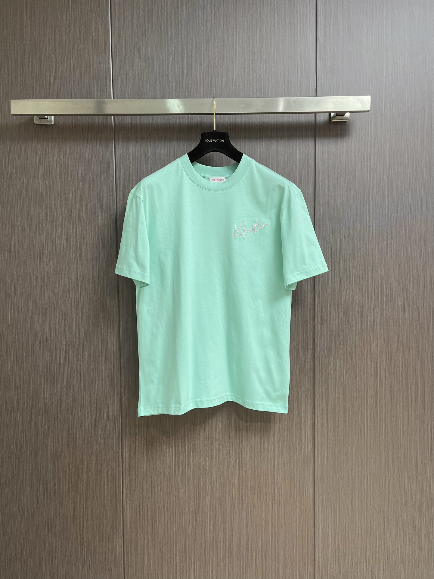 NO:155411,VALENTIO Valentino letter printing logo short-sleeved T-shirt, back logo printing   embroidery design!  Simple, fashionable and young, versatile style, and a young and elegant upper body feel!  It will never be outdated. The workmanship and details are very well-equipped and very particular. The combined tailoring is made of 260g pure cotton fabric!  The upper body is comfortable and breathable, and the overall feels very crisp. It is worn on a daily basis. Whether it is worn alone or in the inner wear, it is simple and brilliant. Casual men and women should not miss it. Size M-3XL, valentino, valentino, T-shirt, tees, t-shirt, alexander wang19860909VALENTIO华伦天奴 字母印花logo短袖T恤,后背logo印花 刺绣设计！简单时尚而年轻,百搭风格,上身感很年轻优雅！永远不会过时.做工和细节部位非常到位,非常讲究.合体的剪裁.面料采用260g纯棉面料！上身舒适透气,整体又有很好的挺括感,日常基础穿着.不管单穿还是内搭,简简单单就很出彩,休闲男女不容错过.尺码M-3XL,,valentino,valentino,T-shirt,tees，t-shirt,alexander wang,Men's clothing