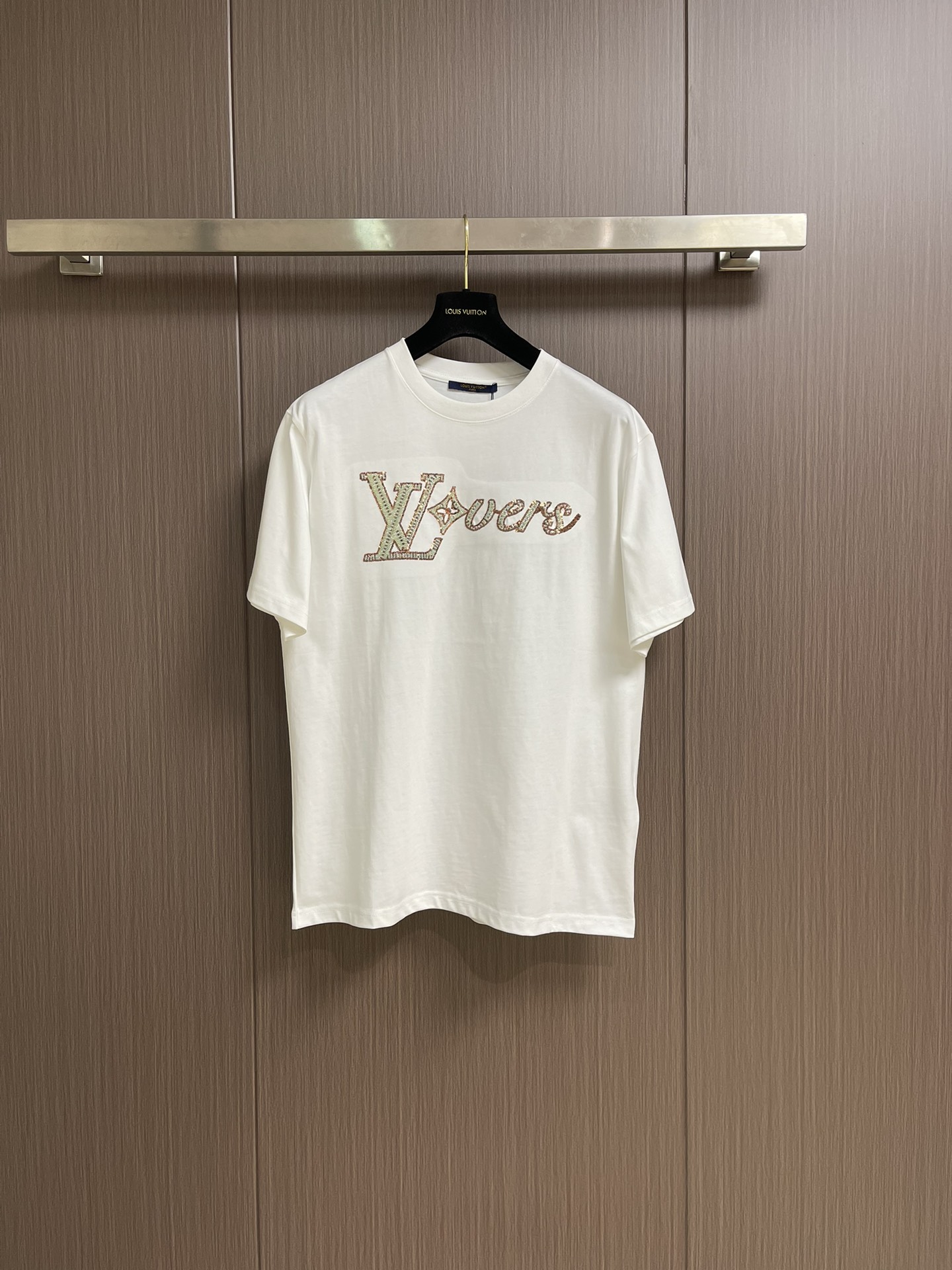 NO:152689,LV bead-sheet letter short-sleeved T-shirt, using combed cotton fabric, cotton, fabric fixed weaving and dyeing, and the upper body is soft. Bead-sheet embroidered letters make the ready-to-wear gorgeous, high-end and colorful brand elements match the trend of contemporary young people. Heavy industry sequin embroidery uses imported embroidery machine, YB positioning is consistent, three-dimensional and full!  There are requirements for the machine, the sequins are arranged in a neat and orderly manner, with a loose style, the same style as men and women!  Size S-M-L, louis vuitton, T-shirt,tees, t-shirt,alexander wang19860909LV 珠片字母短袖T恤,采用精梳棉面料,棉,面料定织定染,上身柔顺,珠片刺绣字母让成衣华丽高级极具品牌元素多彩搭配当代年轻人的潮流首选,重工亮片刺绣选用了进口刺绣机,YB定位一致,立体饱满！对机器都是有要求的,亮片紧密排列整齐有序,宽松版型,男女同款！尺码S-M-L,,louis vuitton,T-shirt,tees，t-shirt,alexander wang,Men's clothing