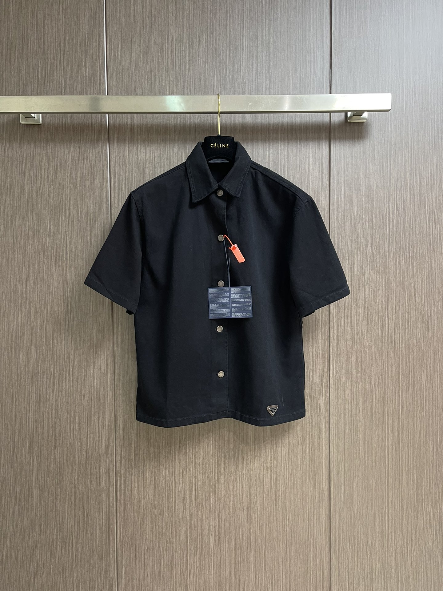 NO:155407,Prada logo denim shirt, customized velvet high-density phantom twill satin, delicate touch, comfortable skin, wash tannins as canvas, exudes retro charm, iconic Prada triangle marking embellishes the hem, lightly tapped with Prada retro bronze buckle, modern aesthetic, shoulder-falling cut out lazily silhouette to remove redundancy, return to the authenticity, less is more, unlock the minimalist aesthetic with clear layers, use imported special aircraft infrared positioning 