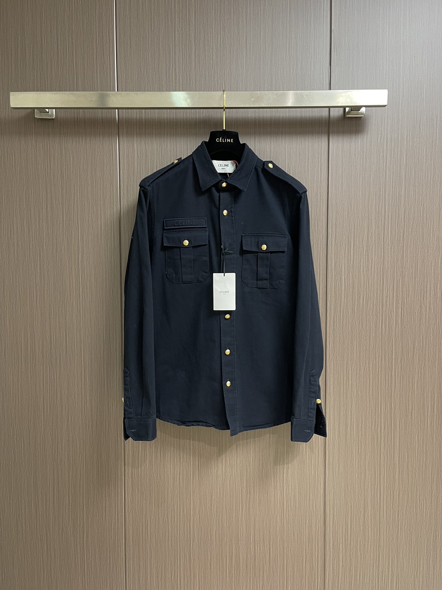 NO:155404,CELINE gilt shirt jacket, custom-made Zhensai Yayun weaving fabric, using imported machine embroidery stamp fitting and edging technology, use advanced computer control system and precision mechanical parts to realize embroidery stamp work, and then apply manual Velcro to make Velcro fully contact and bond the armband. Finally, use imported machine to make the edge fabric along the embroidery stamp to sew the edge fabric along the embroidery stamp. It is time-consuming and labor-intensive. The real stamp is seen in the details. The overall line is straight and delicate, the fabric is comfortable and soft, and the color is consistent and there is no color difference. It can be matched with the same style to create a fashionable look, and can handle various occasions. Customized auxiliary materials, complete three standards, and the same style for men and women!  Size 38-39-40-41 S-XL, celine, jackets & coats,shirts,alexander wang19860909CELINE 鎏金衬衫外套,定制臻缎雅韵织料 采用进口机绣章贴合包边工艺 使用先进的计算机控制系统和精密的机械部件 实现绣章作业 再贴人工贴魔术贴 从而再使魔术贴与袖章充分接触并粘合 最后再一次用进口机将包边布沿绣章做包边缝制处理 耗时费力工价昂贵 细节之处见真章,整体走线平直细腻,面料舒适柔软,颜色一致无色差 能与同款搭配营造时尚造型,驾驭各种场合,定制辅料,三标齐全,男女同款！尺码38-39-40-41 S-XL,,celine,jackets & coats,shirts,alexander wang,Men's clothing