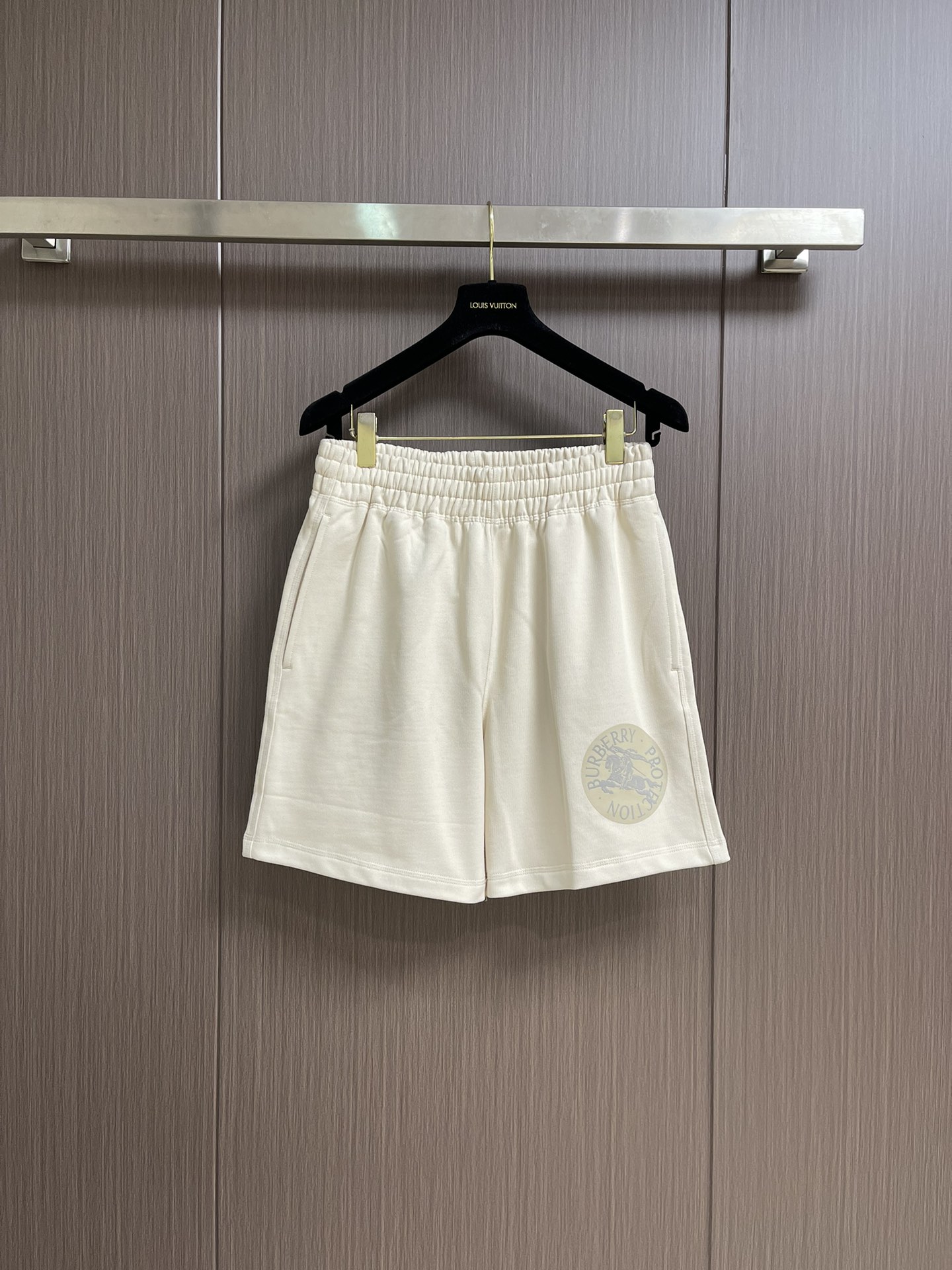 NO:152696,Burberry Burberry 2025ss new round equestrian knight logo casual shorts, the fabric is made of 10S single yarn   16S double strands. The bottom layer uses 16S double strands to increase strength. The surface single yarn is thicker, providing better strength and wear resistance, suitable as a support structure for the surface layer. The double strands are stronger and resistant to pilling, and are often used in the bottom layer to enhance the durability of the fabric. Size S-XXL, burberry, burberry, shorts, alexander wang19860909Burberry 巴宝莉2025ss新款圆马术骑士徽标休闲短裤,面料采用10S单纱＋16S双股 底层用16S支双股线提升强度,表面单纱较粗,提供较好的强度和耐磨性,适合作为面层的支撑结构.双股线更结实、抗起球,常用于底层以增强面料耐用性.尺码S-XXL,,burberry,burberry,shorts,alexander wang,Men's clothing