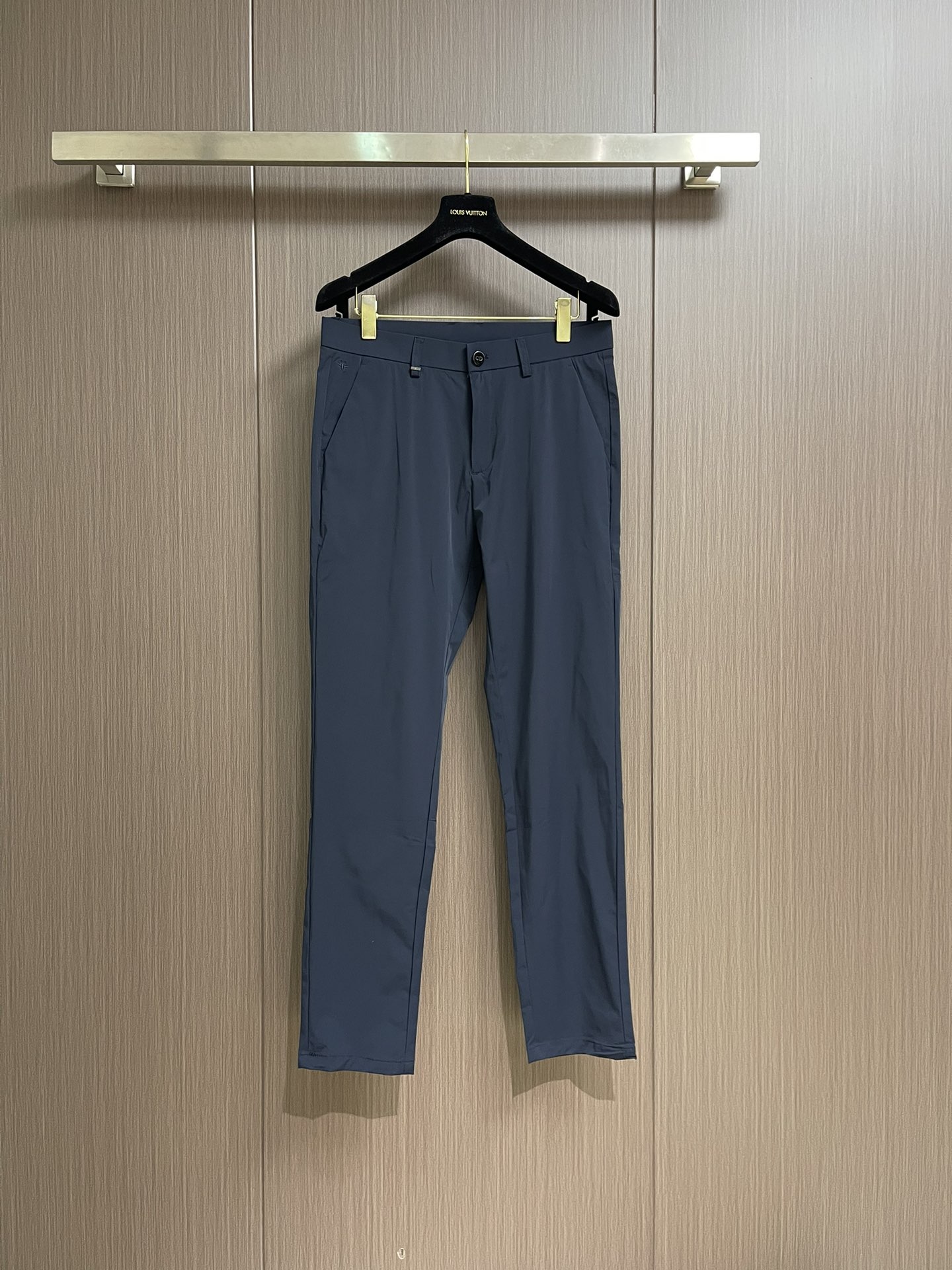 NO:152702,Dior 2025SS early spring new men's straight-leg casual pants, unique color shows fashion and elegance. The skin is not bloated, unique and elegant, the whole style is very inclusive, and the leg shape is straight but not slim, and the body is elastic and not easy to deform. Simple trousers are detailed everywhere, matched with polo, and other items, which can be formal and casual. I sincerely recommend a tasteful man to buy. Size 29-38, 35, 37,,dior,alexander wang19860909Dior 2025SS早春新款男士直筒休闲裤,颜色独特显时尚优雅.贴肤不臃肿,独特的雅帅,整条版型包容性很大,修饰腿型 正而不板裤身有弹性不易变形.简单的裤装处处细节,搭配 polo,等单品都有超强的表现,可正式可休闲 真心推荐有品味的男士入手.尺码29-38 有35 无37,,dior,alexander wang,Men's clothing
