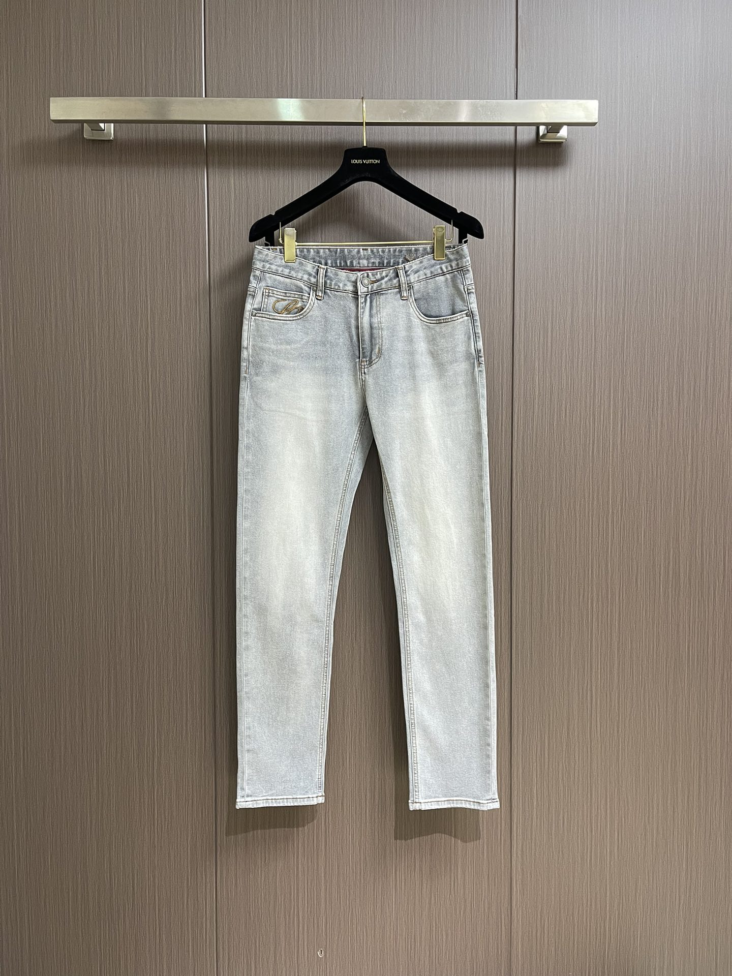 NO:152700,LP wash straight jeans, neat cut visible to the naked eye, straight slim fit pants!  Dingwoven and dyed denim tannin cloth, and the waistband is a classic leather logo!  The inner lining is made of belt loops, dense and neatly lined, customized hardware, logo engraving, classic placket zipper, five-pocket basic style, the upper body is not picky!  Size 29-38 There are 35 No 37, loro piana, jeans, alexander wang19860909LP 水洗直筒牛仔裤 肉眼可见的利落裁剪,直筒修身款裤型！定织定染牛仔丹宁布面,裤腰是经典的皮标！内衬有腰带袢细节,密实齐整走线,客供定制五金并有logo雕刻,经典门襟拉链,五口袋的基础款,上身不挑人！尺码29-38 有35 无37,,loro piana,jeans,alexander wang,Men's clothing