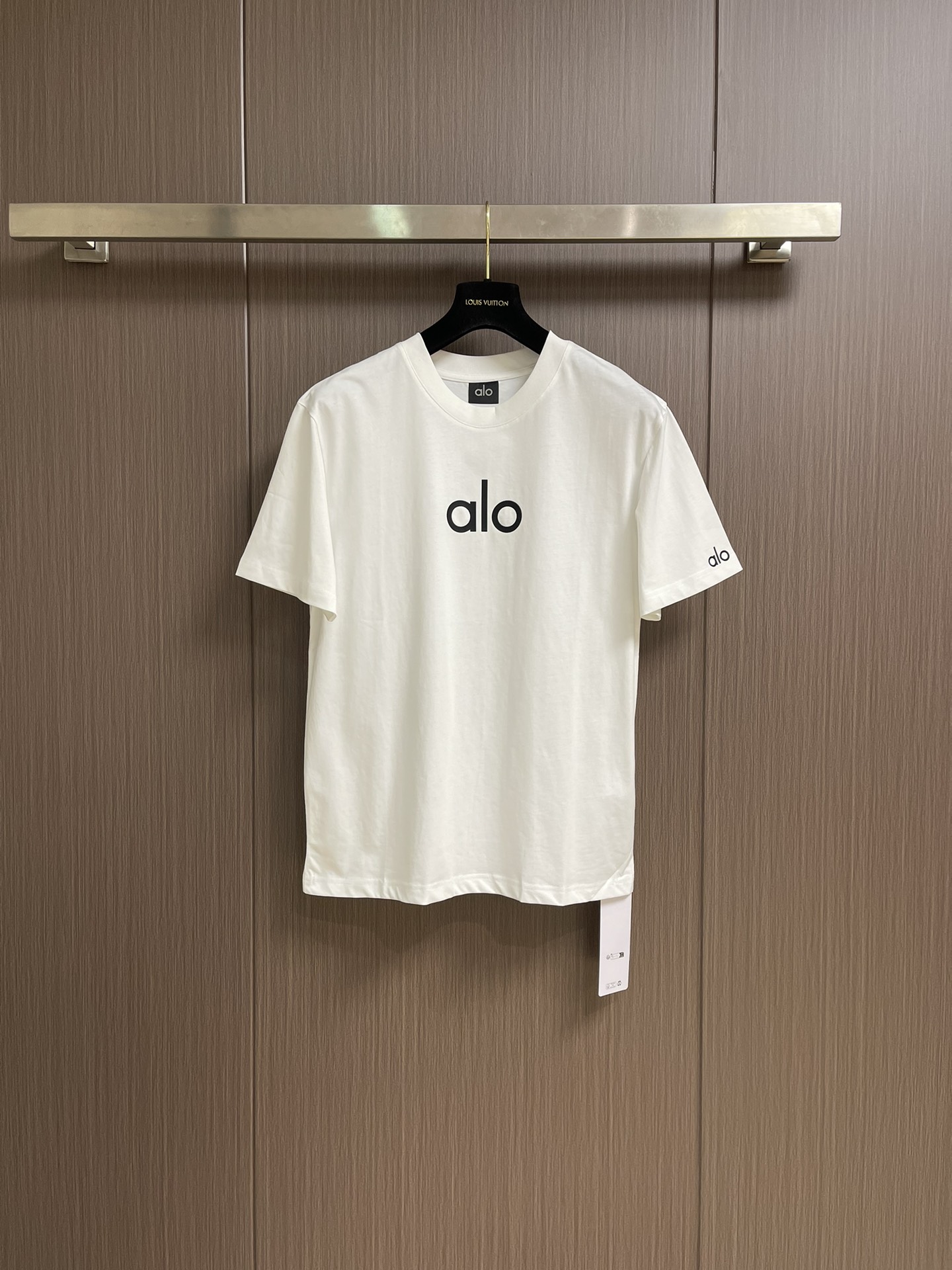 NO:155466,Alo spring and summer new short-sleeved T-shirt, a very fashionable and avant-garde short-sleeved short-sleeved for men and women, logo pattern glue-touching!  Different from the past, it declares the design concept that has been passed down for many years in the brand!  Its eye-catchingness is no less than any style, and it perfectly presents the fashionable, high-end and luxurious feeling in front of the world!  Made of imported cotton materials, selected high-quality pure cotton fabrics, soft and soft to the touch, the real thing is definitely beyond your imagination, close to the body and breathable, even if you sweat profusely, you will not feel greasy or stuffy, and will bring sweating and moisture absorption to the extreme!  Size M-3XL M-size 68cm Shoulder width 47cm Bust 110cm L-size 70cm Shoulder width 48cm Bust 112cm XL-size 72cm Shoulder width 49cm Bust 114cm XXL-size 74cm Shoulder width 50cm Bust 116cm XXXL-size 76cm Shoulder width 51cm Bust 118cm, T-shirt,tees,t-shirt,alexander wang19860909Alo 春夏新款短袖T恤,非常时髦前卫的一款男女同款短袖,标识logo图案压胶修饰！区别于以往的不同,宣示品牌传承多年的设计理念！其吸睛度完全不亚于任何式,将时髦高级感与奢华感完美呈现在世人眼前！客供进口全棉材质制成,精选优质纯棉面料,触感软糯亲肤细腻,实物到手绝对超乎你的想象,贴身无比舒适透气,即便是汗流浃背也不会有腻身及闷热感可言,将排汗吸湿性发挥到了极致！尺码M-3XL M码衣长68cm 肩宽47cm 胸围110cm L码衣长70cm 肩宽48cm 胸围112cm XL码衣长72cm 肩宽49cm 胸围114cm XXL码衣长74cm 肩宽50cm 胸围116cm XXXL码衣长76cm 肩宽51cm 胸围118cm,,T-shirt,tees，t-shirt,alexander wang,Men's clothing