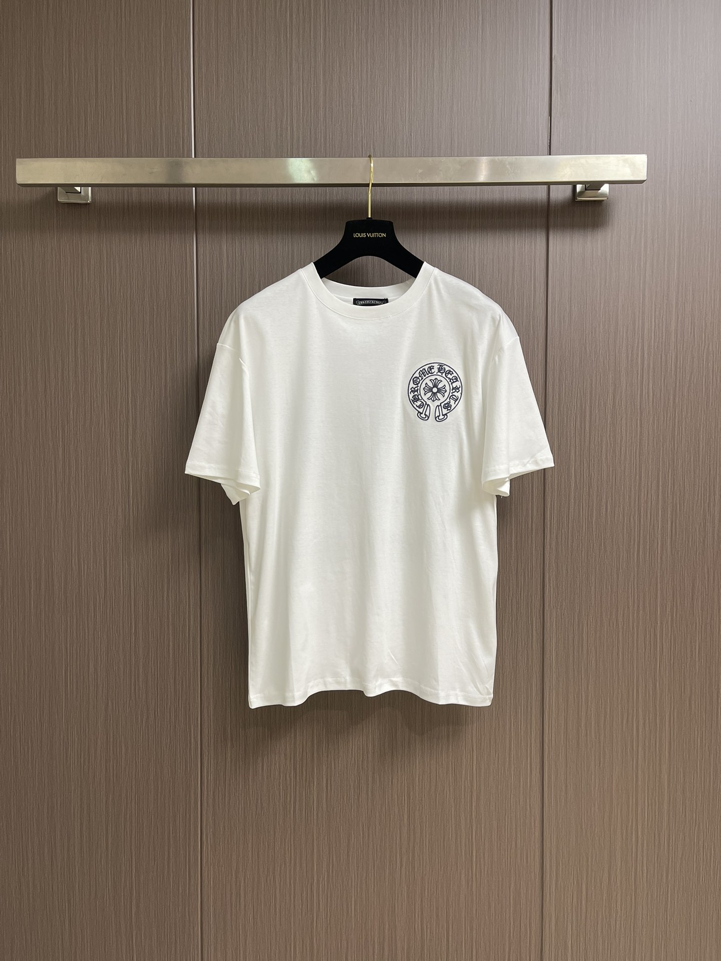 NO:155441,Chrome hearte CH 2025ss early spring new Sanskrit logo wash T-shirt, short-sleeved light luxury man and women's daily commuting wear essential items, 280 grams pure cotton double yarn sweat fabric, special bold 32 double strands 1x1 threads, double needle thread cross-seaming technology, original owner mark washing tag. Size M-3XL M size clothes 68cm long shoulder width 47cm bust 110cm L size clothes 70cm shoulder width 48cm bust 112cm XL size clothes 72cm shoulder width 49cm bust 114cm XXL size clothes 74cm shoulder width 50cm bust 116cm XXXL size clothes 76cm shoulder width 51cm bust 118cm, chrome  hearts,chrome hearts,T-shirt,tees,t-shirt,alexander wang19860909Chrome hearte 克罗心 CH 2025ss早春新款梵文logo洗水T恤,短袖轻奢主义男女日常通勤穿搭必备单品,280克纯棉双纱汗布面料,同缸定染特种加粗32支双股1x1螺纹,双针车线跨缝工艺,原版主唛水洗吊牌.尺码M-3XL M码衣长68cm 肩宽47cm 胸围110cm L码衣长70cm 肩宽48cm 胸围112cm XL码衣长72cm 肩宽49cm 胸围114cm XXL码衣长74cm 肩宽50cm 胸围116cm XXXL码衣长76cm 肩宽51cm 胸围118cm,,chrome hearts,chrome hearts,T-shirt,tees，t-shirt,alexander wang,Men's clothing