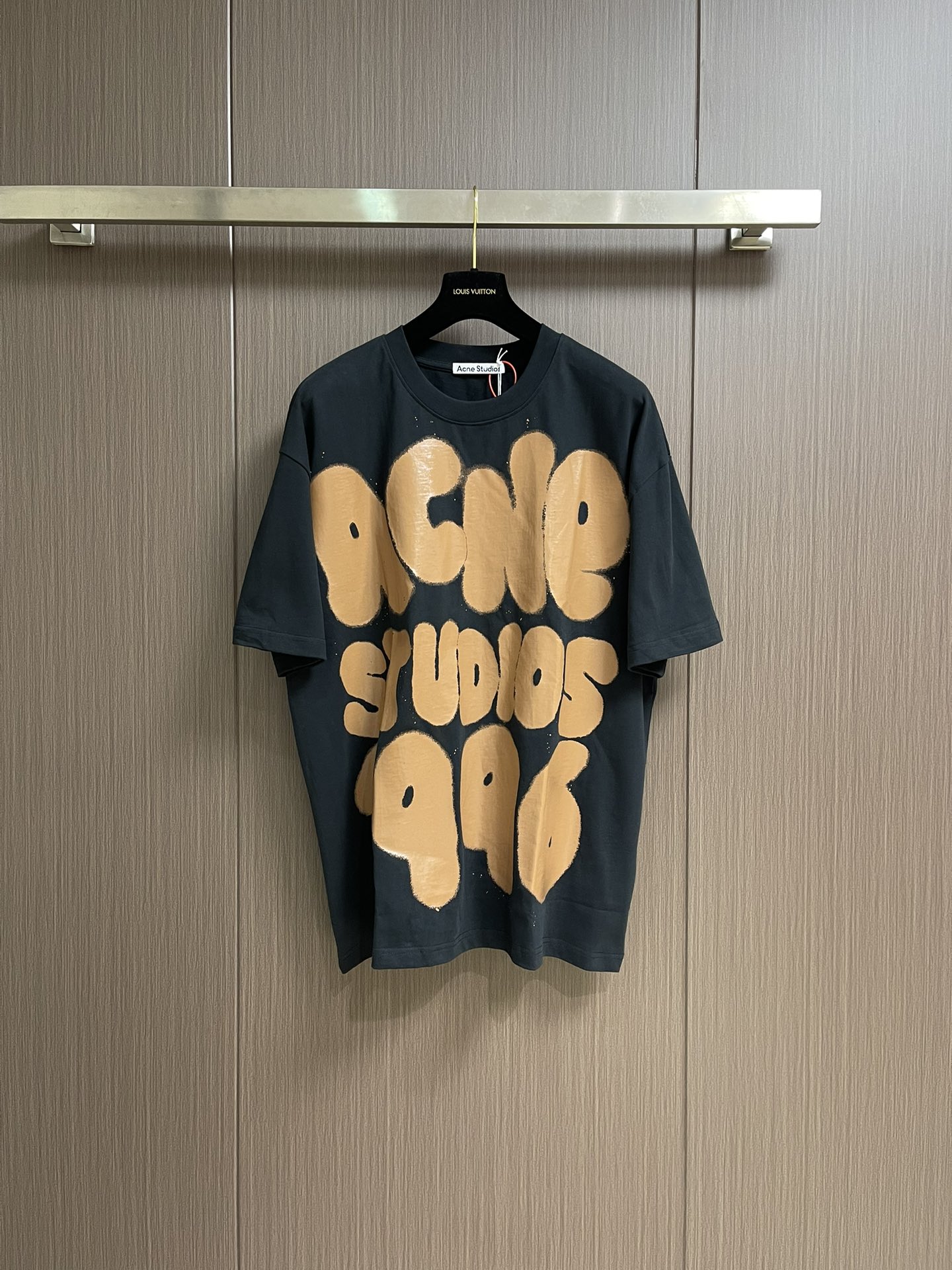 NO:155446,Acne Studios 1996 spray-painted short-sleeved T-shirt, custom American heavy-duty pure cotton, excellent texture, comfortable skin, black graffiti encounters white fabric, painted with fashionable and high-end feel, decorated with ACNE STUDIOS 1996 spray-painted patterns, time as ink, craftsmanship as pen, recreate the brand history between the clothes, contains endless fashion charm, make every outfit a fashionable feast, use spray-painted glue printing, use glue liquid paint to print patterns on the fabric, baking fabrics to fix the printing pattern, the fabric is washed, the texture feels better, not easy to deform, not easy to shrink, not easy to fade, maintain long-term beauty. Size XS-L,,acne studios,dior,T-shirt,tees,t-shirt,alexander wang19860909Acne Studios 1996喷绘短袖T恤,定制美式重磅纯棉 质感卓越 舒适贴肤 黑色涂鸦邂逅白色织物 绘就时尚高级感 饰以ACNE STUDIOS 1996喷绘图案作点缀 以时光为墨 以匠心为笔 将品牌历史重现于衣袂之间 蕴含着无尽的时尚韵味 让每一次穿搭都成为一场时尚的盛宴,采用喷绘胶浆印花 使用胶浆液体涂料在织物上打印图案 烘烤织物以固定印刷图案,面料都经过浇洗 手感质感更佳 不易变形 不易缩水 不易褪色 保持长久的美观.尺码XS-L,,acne studios,dior,T-shirt,tees，t-shirt,alexander wang,Men's clothing