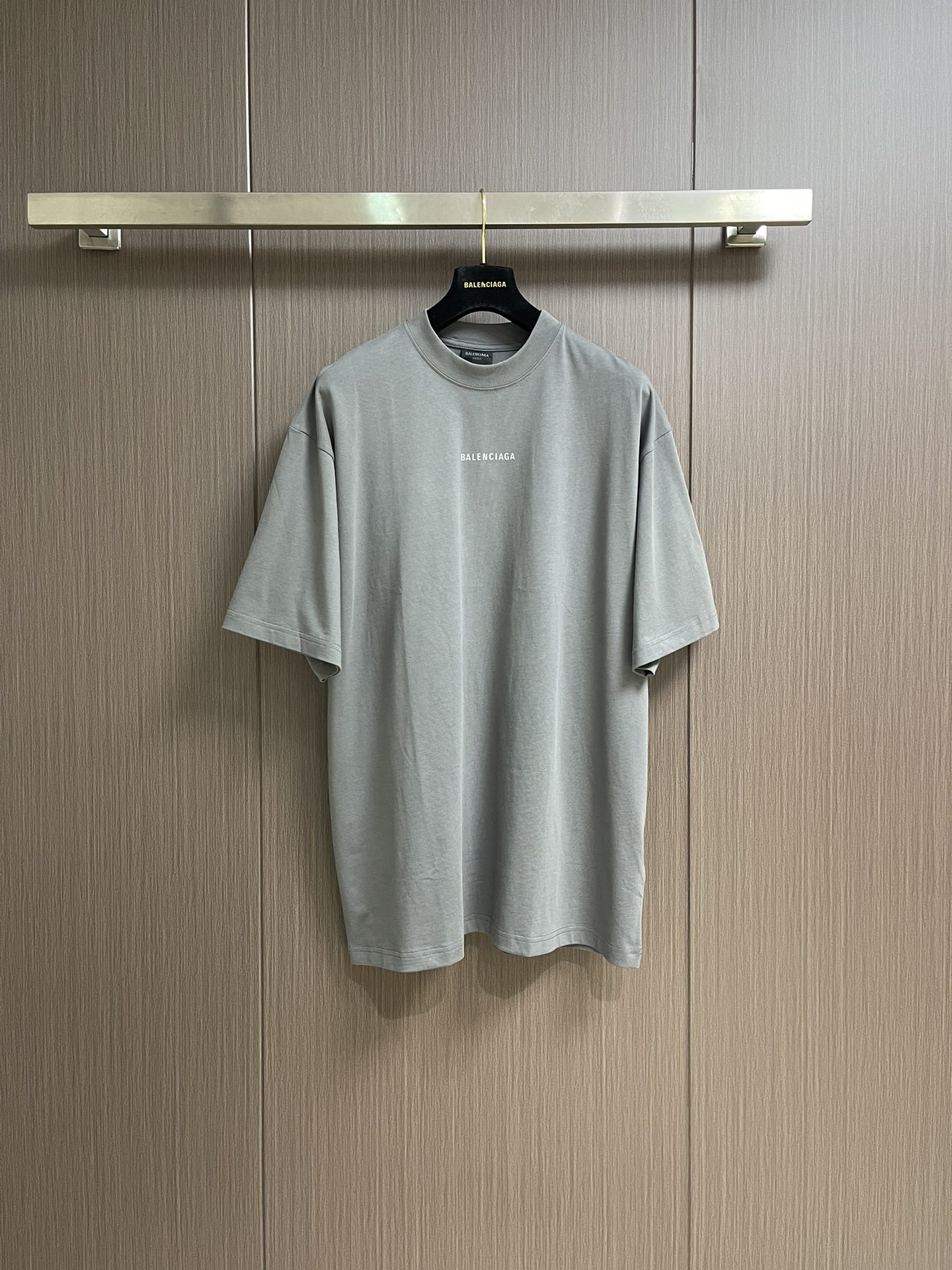 NO:155480,Balenciaga reflective letter short-sleeved T-shirt with front and back, fixed knitted and dyed pure cotton combed cotton fabric, soft and comfortable feel, the cuffs and hem are blessed with double-line needle method, straight line, 3M reflective effect of chest and back, delicate printing, high-density stitching on the neckline and shoulders, double-needle locks are used to connect the bone position, the overall line is straight and delicate, the fabric is comfortable and soft, the color is consistent and there is no color difference, it can be matched with the same style to create a fashionable look, control various occasions, customized auxiliary materials, complete three standards, the same style for men and women!  Size XS-L, balenciaga, T-shirt,tees, t-shirt,alexander wang19860909Balenciaga 前后反光字母短袖T恤,定织定染纯棉精梳棉面料 手感柔软舒适 袖口以及下摆采用双线的针法加持 走线平直 胸前后背结合品牌logo印3M反光效果 印花细腻 领口肩部高密度缝线 采用双针锁连包骨位,整体走线平直细腻,面料舒适柔软,颜色一致无色差 能与同款搭配营造时尚造型,驾驭各种场合,定制辅料,三标齐全,男女同款！尺码XS-L,,balenciaga,T-shirt,tees，t-shirt,alexander wang,Men's clothing