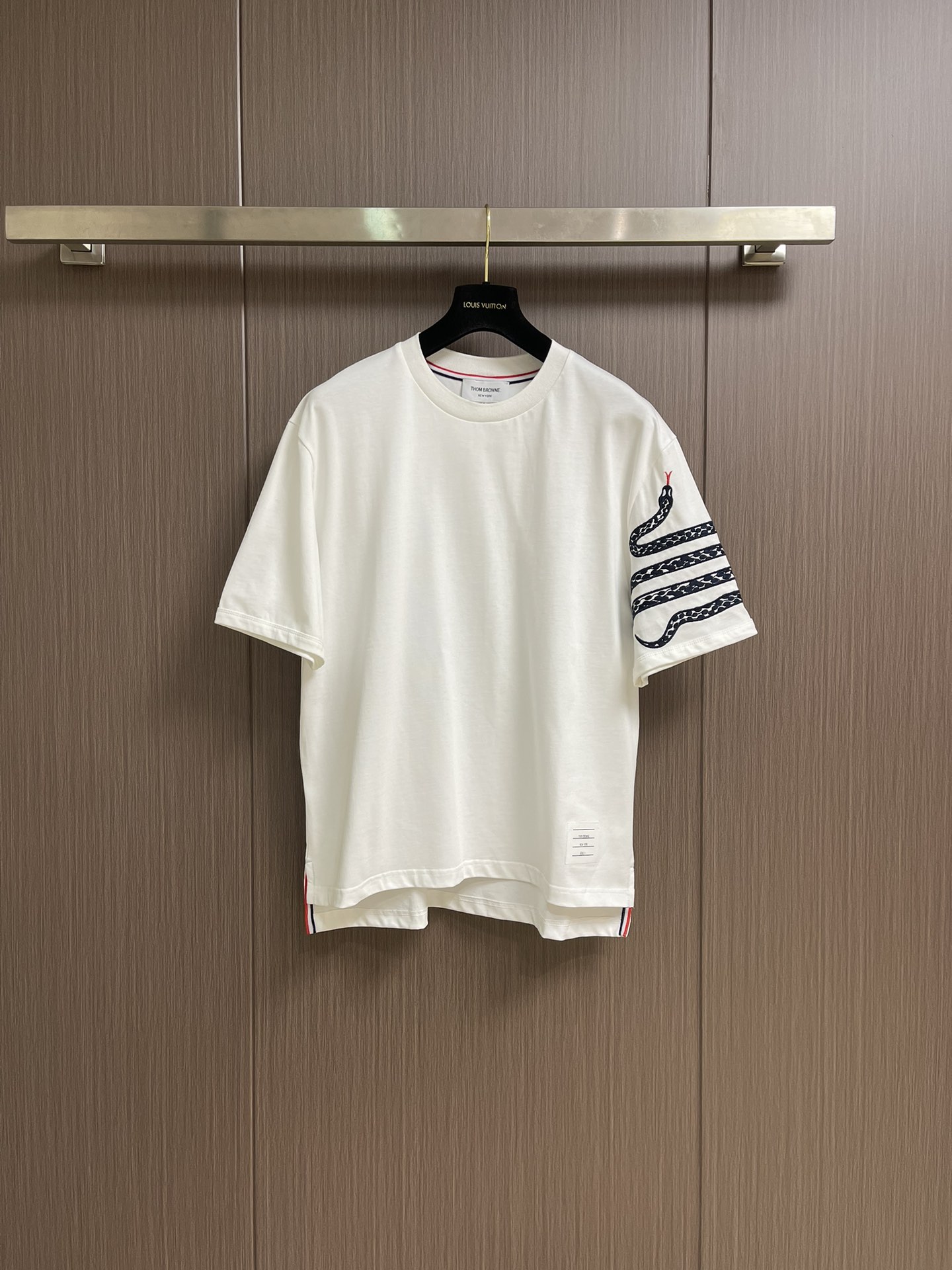 NO:155453,ThomBrowne Tom Brown TB Left Sleeve Snake-shaped embroidered round neck short-sleeved T-shirt inherits TB's original tailoring, selected fabrics, modified body circumference, exquisite fabric patterns, soft, comfortable and breathable, simple and elegant, classic and versatile. Same as men and women. Size 1-2-3-4,,thom brown, manolo blahnik, T-shirt,tees, t-shirt,alexander wang19860909ThomBrowne汤姆布朗 TB 左袖蛇形刺绣圆领短袖T恤 传承TB出位的剪裁,精选面料,修饰身型围度,面料纹路精美细致,柔软舒适透气,简约大方,经典百搭.男女同款.尺码1-2-3-4,,thom browne,manolo blahnik,T-shirt,tees，t-shirt,alexander wang,Men's clothing