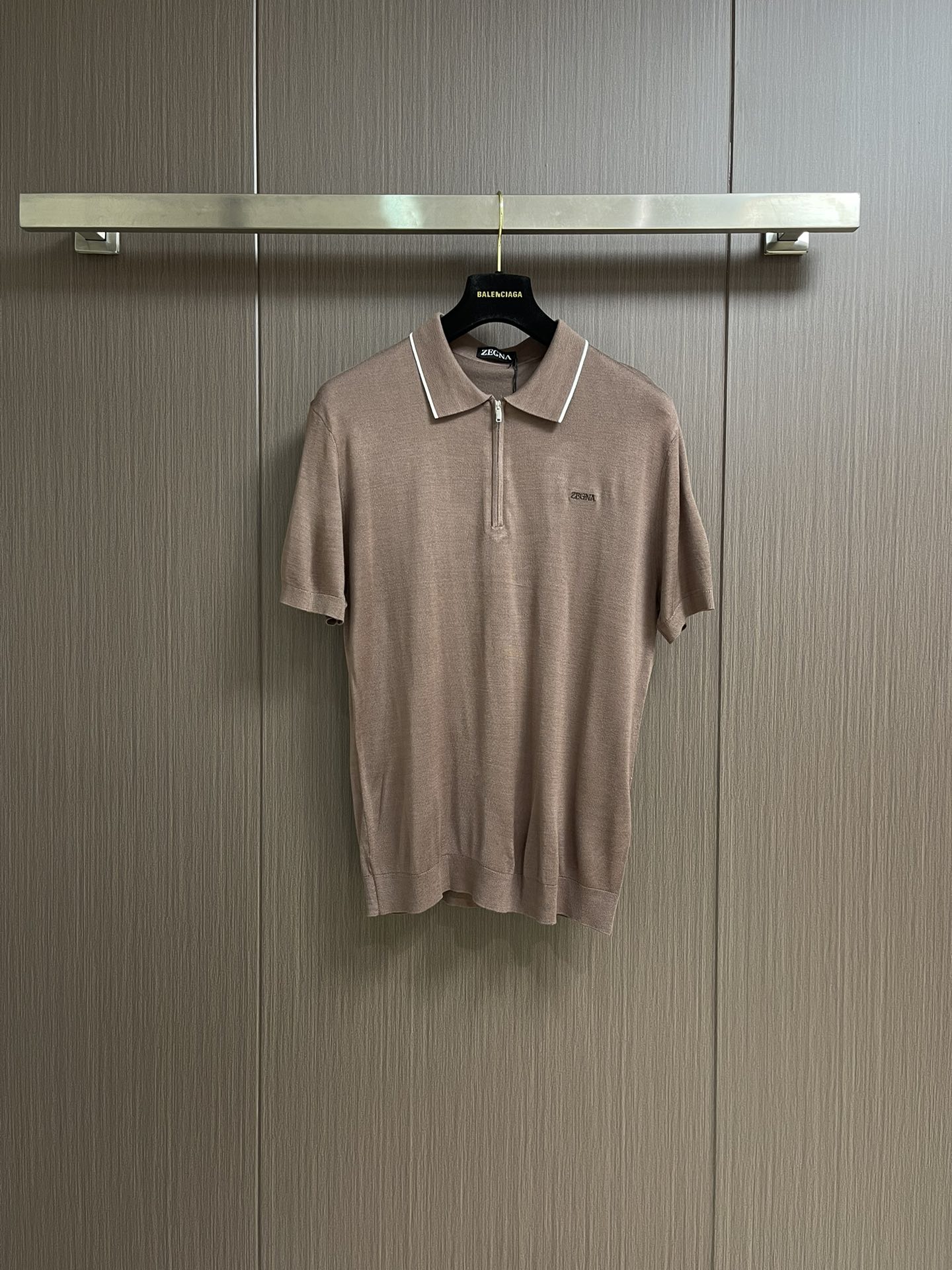 NO:155415,zegna latte zipper knitted short-sleeved POLO, simple without losing style. This knitted short-sleeved POLO outlines the fashionable outline with a unique brown tone. The neckline is exquisitely decorated with white edges and is matched with neat zippers, and the details are ingenious. Customized Tens Modal makes the upper body cool and breathable, and it is not stuffy. Whether it is matched with casual walking on the street or attending semi-formal occasions, it can be easily controlled, adding elegance and calmness to you. Size S-M-L, T-shirt, alexander wang19860909zegna 拿铁拉链针织短袖POLO,简约而不失格调,这款针织短袖POLO,以独特棕调勾勒时尚轮廓.领口精致白边装饰,搭配利落拉链,细节之处尽显匠心.定制天丝莫代尔制作,上身凉爽透气不闷热,无论搭配休闲漫步街头,还是配以出席半正式场合,它都能轻松驾驭,为你增添一份优雅与从容. 尺码S-M-L,,T-shirt,alexander wang,Men's clothing