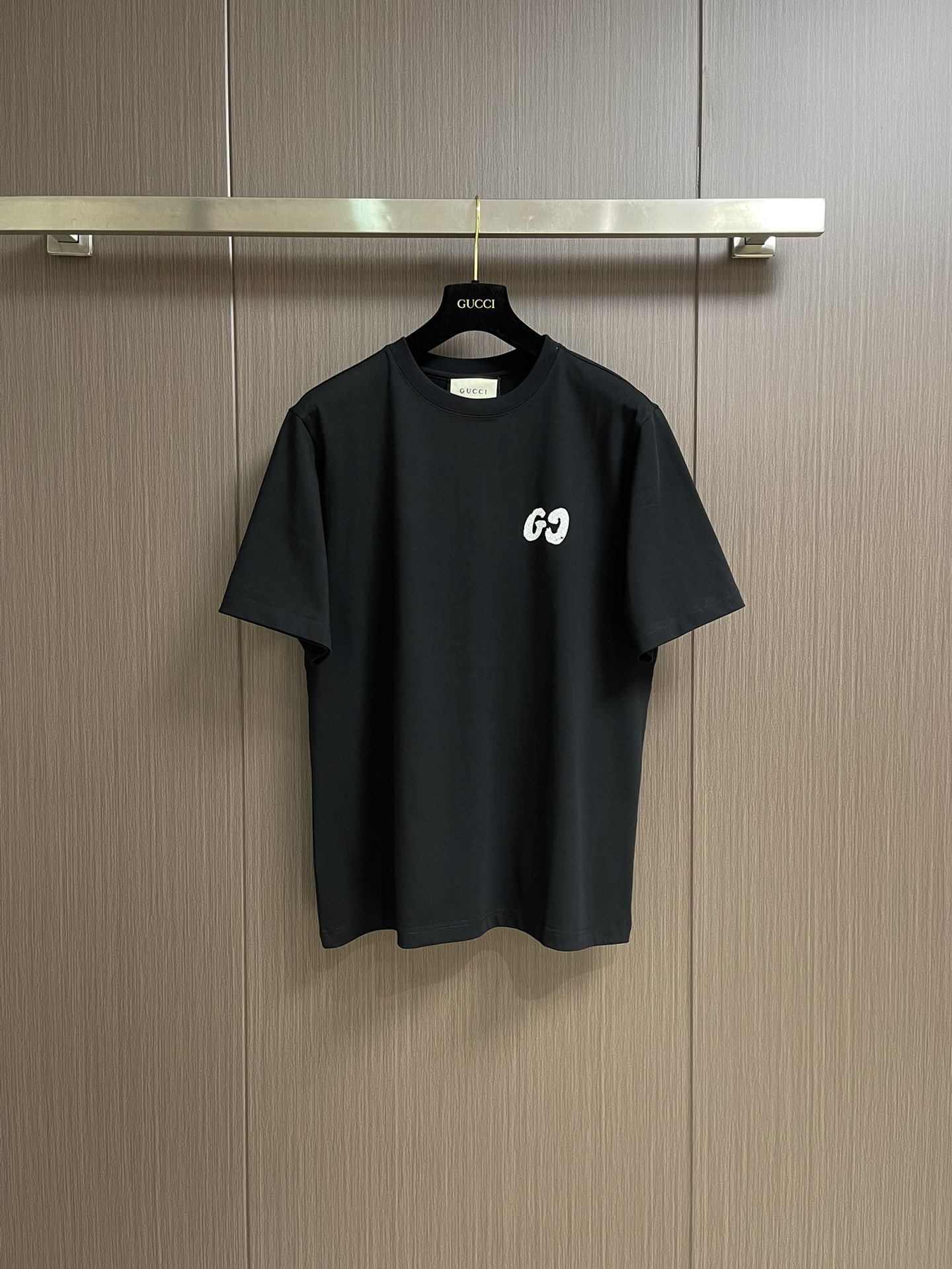 NO:155410,GUCCI 2025SS spring and summer new jersey cotton round neck short T-shirt, men and women same style foam GG pattern printed casual short-sleeved T-shirt!  A must-have item for summer that combines fashion and comfort. When wearing it, whether you are strolling around the streets and alleys of the city or enjoying a leisurely weekend, you can become the focus of everyone's attention!  The fabric is made of customized jersey cotton, which is not only soft and skin-friendly, but also gives the wearer an unparalleled comfort experience!  Moreover, after special treatment, the clothes are crisp and stylish. Even after multiple washings, they can still maintain a good shape and are not easy to change!  In terms of design, this T-shirt is unique, with the front and back of the chest showing a classic GG pattern in sharp contrasting colors. This design element not only gives the T-shirt a unique visual impact, but also highlights the wearer's personality and taste!  It is built with advanced three-dimensional foam printing technology. This process makes the pattern clear and three-dimensional sense strong, as if it is vividly revealed on the surface of the clothes, within reach!  At the same time, this 