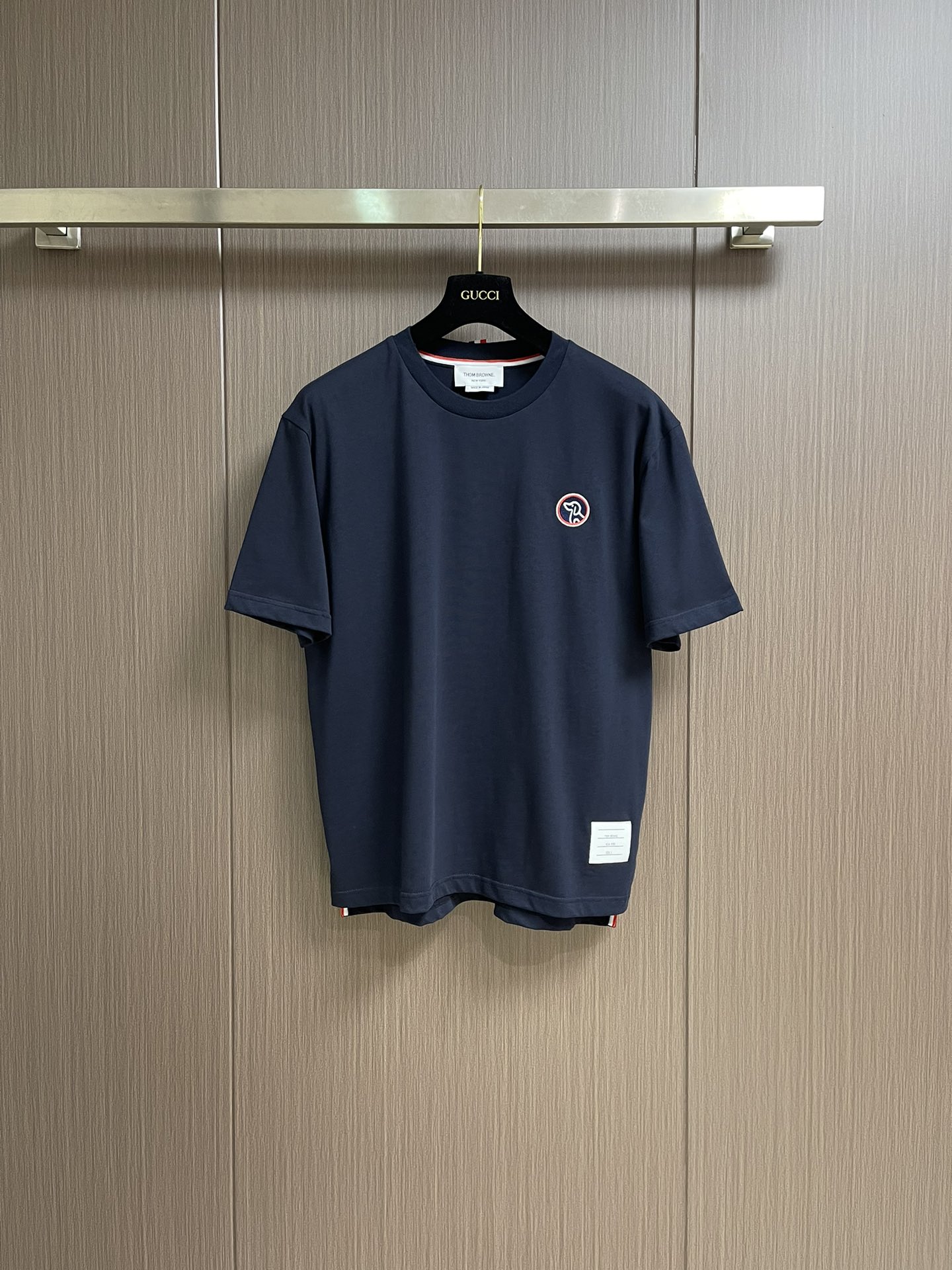 NO:155421,Thom Browne TB Circle Puppy Embroidered Short Sleeve Short Sleeve T-shirt, TB embroidered Circle Puppy 21 high-precision pure cotton fabric, loose OS style, top body is crisp and stylish, hem slit design, front short and back length to raise body proportions. Size 1-2-3-4,, T-shirt,tees, t-shirt,alexander wang19860909Thom Browne TB 圈圈小狗刺绣短袖短袖T恤,TB刺绣圆圈小狗 21支高精纯棉面料 宽松OS版型 上身挺括有型 下摆开衩设计,前短后长拉高身材比例.尺码1-2-3-4,,T-shirt,tees，t-shirt,alexander wang,Men's clothing