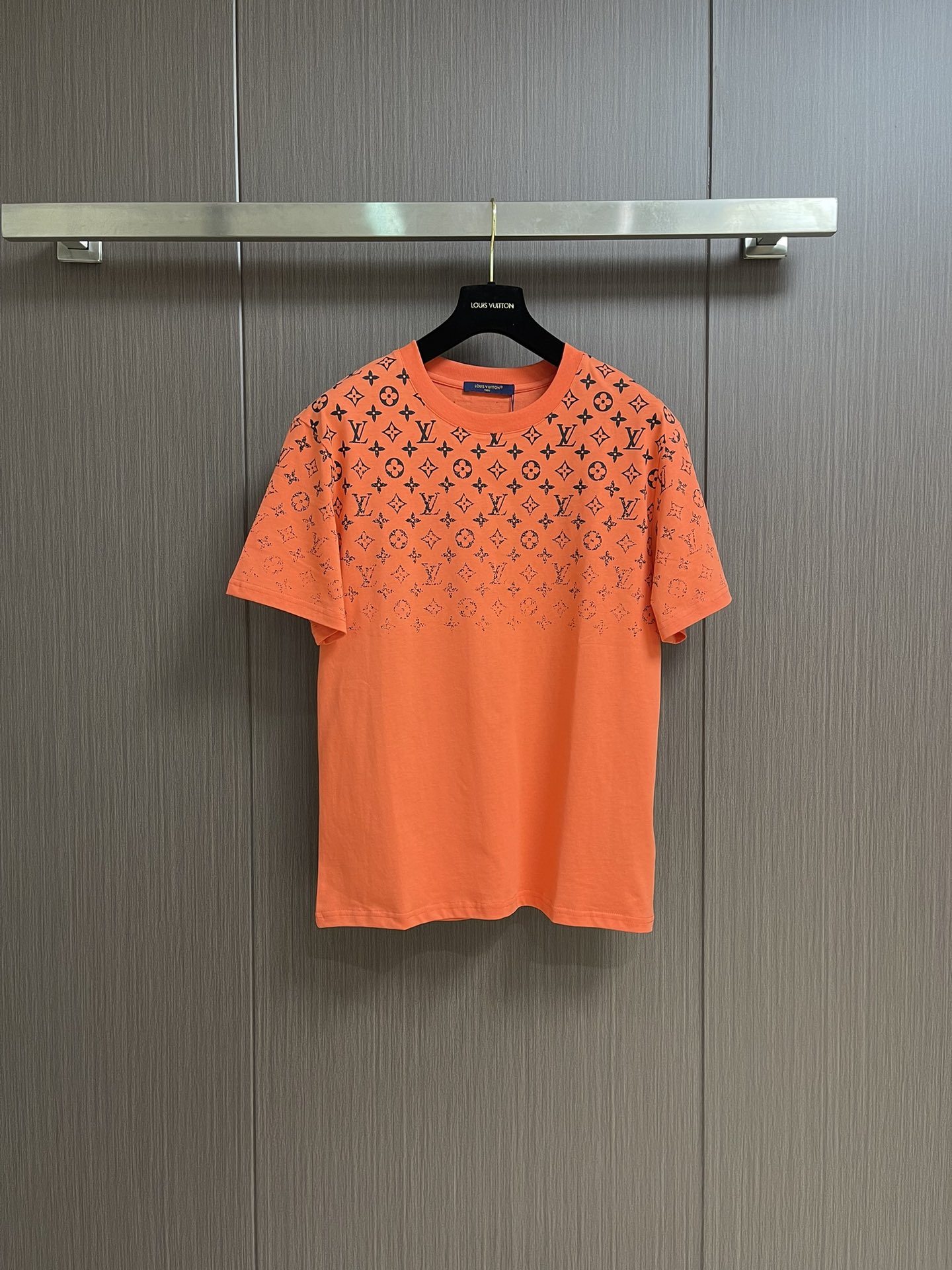 NO:155449,LV 2025SS summer new full-print gradient short-sleeved T-shirt, the fabric is made of g, 32s double-stranded yarn combed cotton. The overall upper body is comfortable and stylish!  The front and back sleeves of the clothes are printed with Kangli white ink digital direct-shot printing, which has a gradient and orderly visual effect. Size M-3XL M-size 68cm long, shoulder width 47cm bust 110cm L-size 70cm shoulder width 48cm bust 112cm XL-size 72cm shoulder width 49cm bust 114cm XXL-size 74cm shoulder width 50cm bust 116cm XXXL-size 76cm shoulder width 51cm bust 118cm,,louis vuitton,T-shirt,tees,t-shirt,alexander wang19860909LV 2025SS夏季新款满印渐变短袖T恤,面料采用g,32s双股纱精梳棉.整体上身舒适有型！衣服前后幅左右袖均采用康丽白墨数码直喷印花,渐变有序的视觉效果.尺码M-3XL M码衣长68cm 肩宽47cm 胸围110cm L码衣长70cm 肩宽48cm 胸围112cm XL码衣长72cm 肩宽49cm 胸围114cm XXL码衣长74cm 肩宽50cm 胸围116cm XXXL码衣长76cm 肩宽51cm 胸围118cm,,louis vuitton,T-shirt,tees，t-shirt,alexander wang,Men's clothing