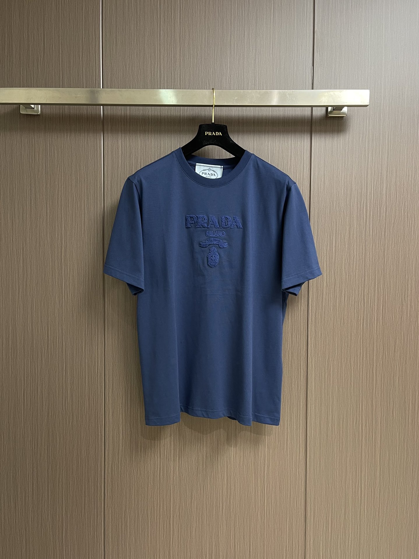 NO:155444,Prada large logo towel embroidered blue short-sleeved T-shirt, this blue towel embroidered short-sleeved short-sleeved perfectly blends fashion and texture. The main body is 99% cotton and 1% polyester fiber, which is skin-friendly and comfortable without losing its firmness. The iconic elements of 