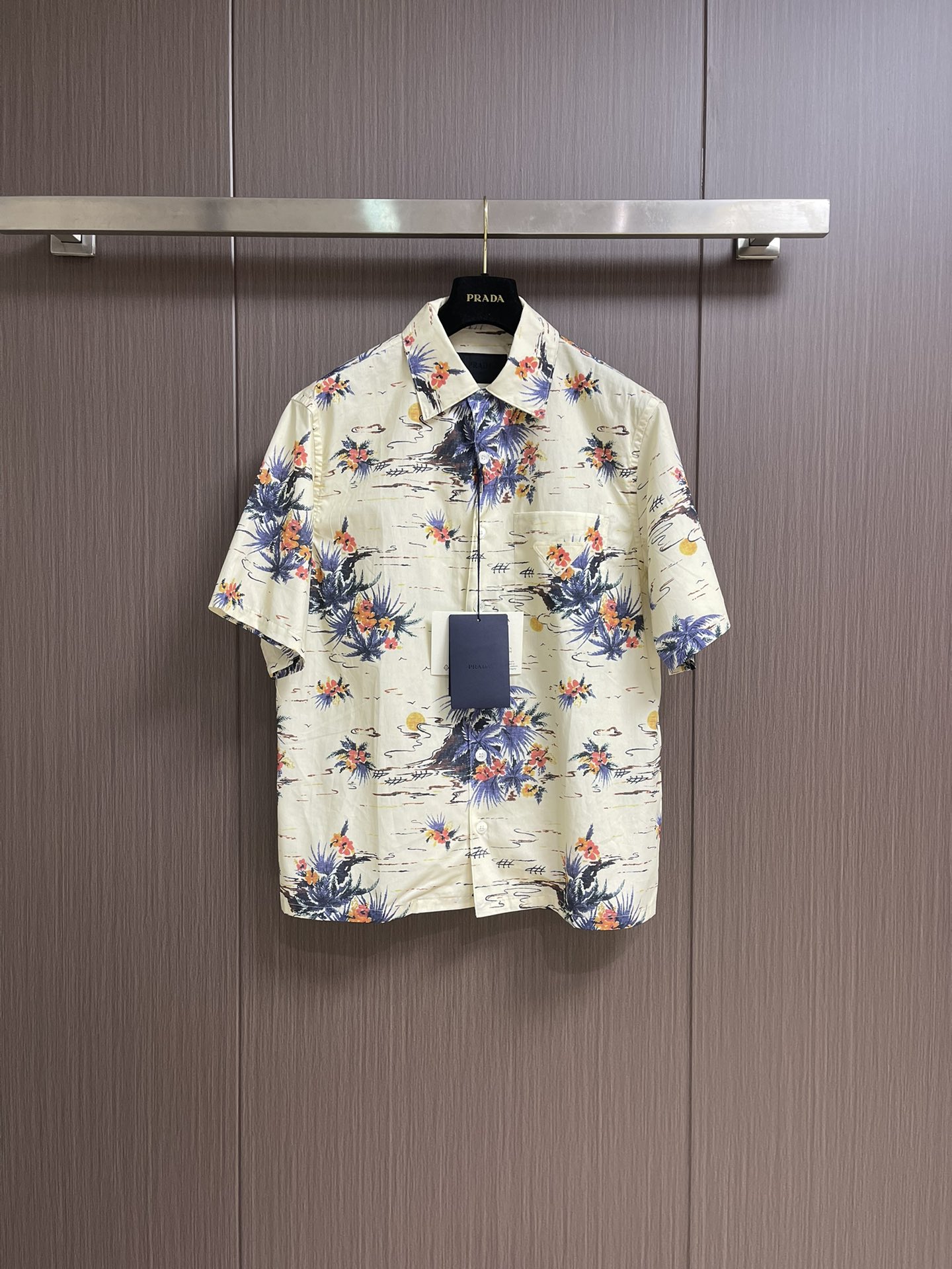 NO:155484,Prada Hawaii short-sleeved printed shirt, this cotton shirt presents Oversize lines, with chic bowling lapels, summer-style prints incorporate retro temperament in sports design. Classic chest pockets, straight bottom edges, mother-of-pearl button closure, front fabric triangle logo. Size S-XL, prada, versace, shirts, T-shirt, alexander wang19860909Prada Hawaii短袖印花衬衣,这款棉质衬衫呈现Oversize线条,配以别致的保龄球翻领,夏日风格印花在运动设计中融入复古气质.经典胸袋,平直底边,珍珠母纽扣开合,正面织物三角形徽标.尺码S-XL,,prada,versace,shirts,T-shirt,alexander wang,Men's clothing
