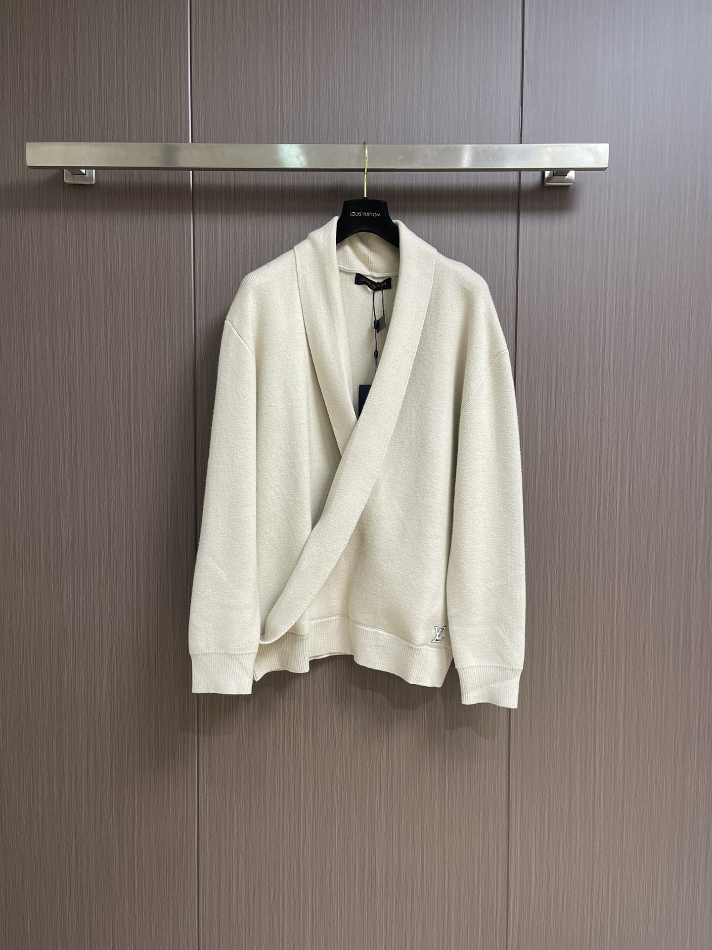 NO:155472,LV hand-sewn logo wool knitted cardigan, made of 55% wool, 45% cotton, and blended fabric. Both materials have their own advantages. Wool can reflect the effective warmth effect, and cotton material can make the clothes more three-dimensional. The lower left logo is electroplated by stainless steel, and the original mold is customized with 1: 1 size. Silver edge inlaid with decorative inner filler. The bottom steel version is customized. The lower right button uses natural mother-of-pearl button and hand-sewn. The overall line is straight and delicate, the fabric is comfortable and soft, and the color is consistent and has no color difference. It can be matched with the same style to create a fashionable look, and can handle various occasions, customize auxiliary materials, complete three standards, the same style for men and women. Size S-M-L,,louis vuitton,alexander wang19860909LV 手缝徽标羊毛针织开衫,采用55％羊毛,45％棉,混纺面料.两种材料各有优点,羊毛可体现有效保暖效果,棉料可使衣服更为立体.左下徽标采用不锈钢材料电镀,原版开模定做1: 1尺寸.银边镶嵌装饰内里填胶.底部钢版定制而成.右下纽扣采用天然珍珠母扣,人工手缝.整体走线平直细腻,面料舒适柔软,颜色一致无色差 能与同款搭配营造时尚造型,驾驭各种场合,定制辅料,三标齐全,男女同款.尺码S-M-L,,louis vuitton,alexander wang,Men's clothing