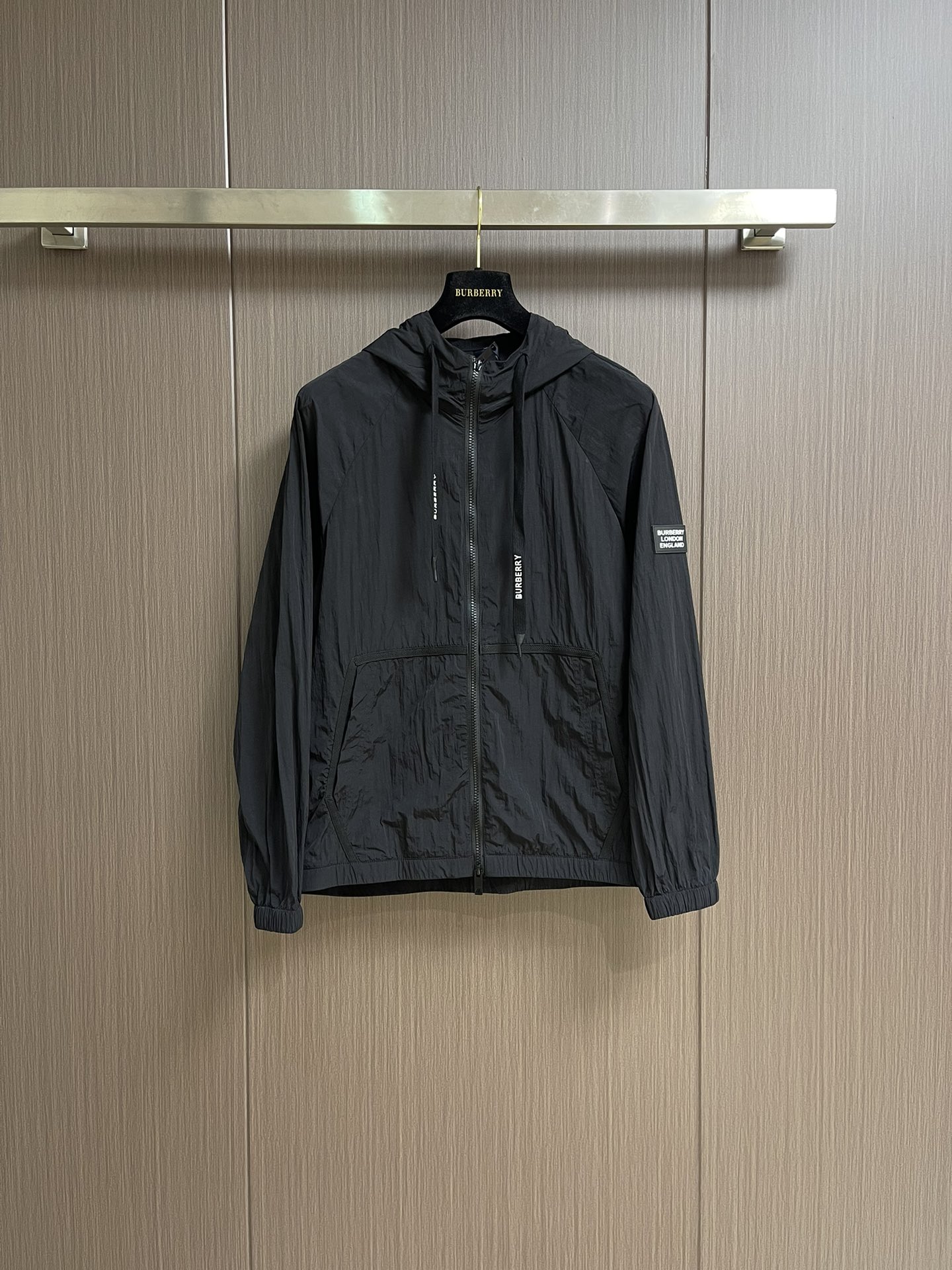 NO:155403,Jacket Shorts Burberry 2025SS Spring and Summer New Men's Thin Hooded Sunscreen Shorts Set, Fashionable and Versatile Three-dimensional Seal, Use original imported polyester fiber memory fabric, Soft and delicate touch, Comfortable upper body, Customer-supplied original imported engraving hardware accessories, Fine workmanship smooth, exquisite craftsmanship, Superb style, DK freely matched very fashionable and handsome Size 48-56, Burberry, shorts, Jackets & coats, Hats, Alexander wang19860909外套 短裤 Burberry 2025SS春夏新款男士薄款连帽防晒衣短裤套装,时尚百搭立体仔章,采用原版进口聚酯纤维记忆面料 手感柔软细腻 上身舒适 客供原版进口刻字五金辅料配件,精细做工线条流畅,工艺精致,版型超赞,dk随意搭配都非常时尚帅气 尺码48-56,,burberry,shorts,jackets & coats,hats,alexander wang,Men's clothing