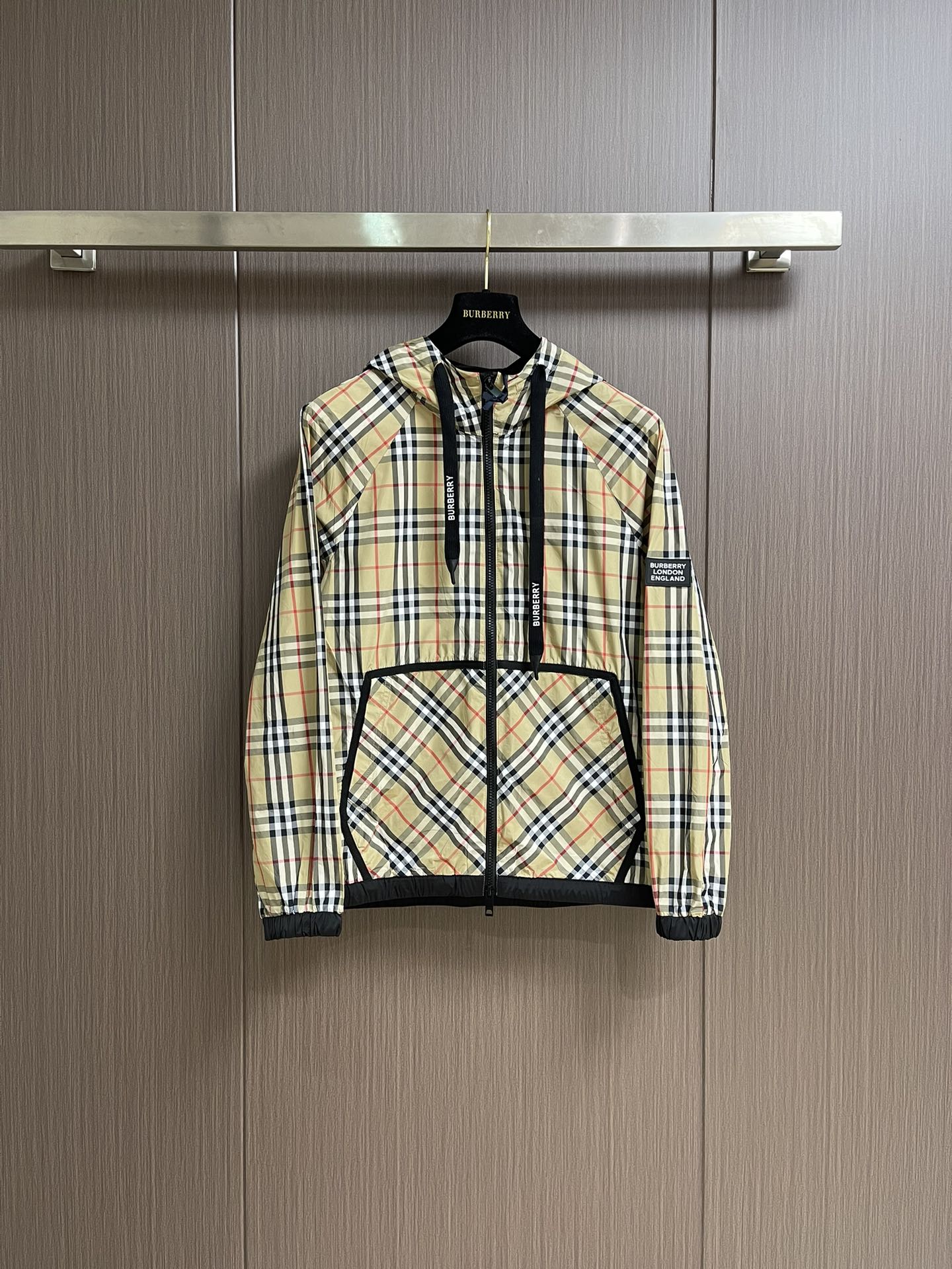 NO:155406,Jacket Shorts Burberry 2025SS Spring and Summer New Men's Thin Plaid Hooded Sunscreen Clothes Shorts Set, Fashionable and Versatile Three-dimensional Seal, Use original imported polyester fiber memory fabric, Soft and delicate touch, Comfortable upper body, Customer-supplied original imported engraving hardware accessories, Fine workmanship smooth, exquisite craftsmanship, Superb style, DK freely matched very fashionable and handsome Size 48-56, Burberry, shorts, Jackets & coats, Hats, Alexander wang19860909外套 短裤 Burberry 2025SS春夏新款男士薄款格纹连帽防晒衣短裤套装,时尚百搭立体仔章,采用原版进口聚酯纤维记忆面料 手感柔软细腻 上身舒适 客供原版进口刻字五金辅料配件,精细做工线条流畅,工艺精致,版型超赞,dk随意搭配都非常时尚帅气 尺码48-56,,burberry,shorts,jackets & coats,hats,alexander wang,Men's clothing