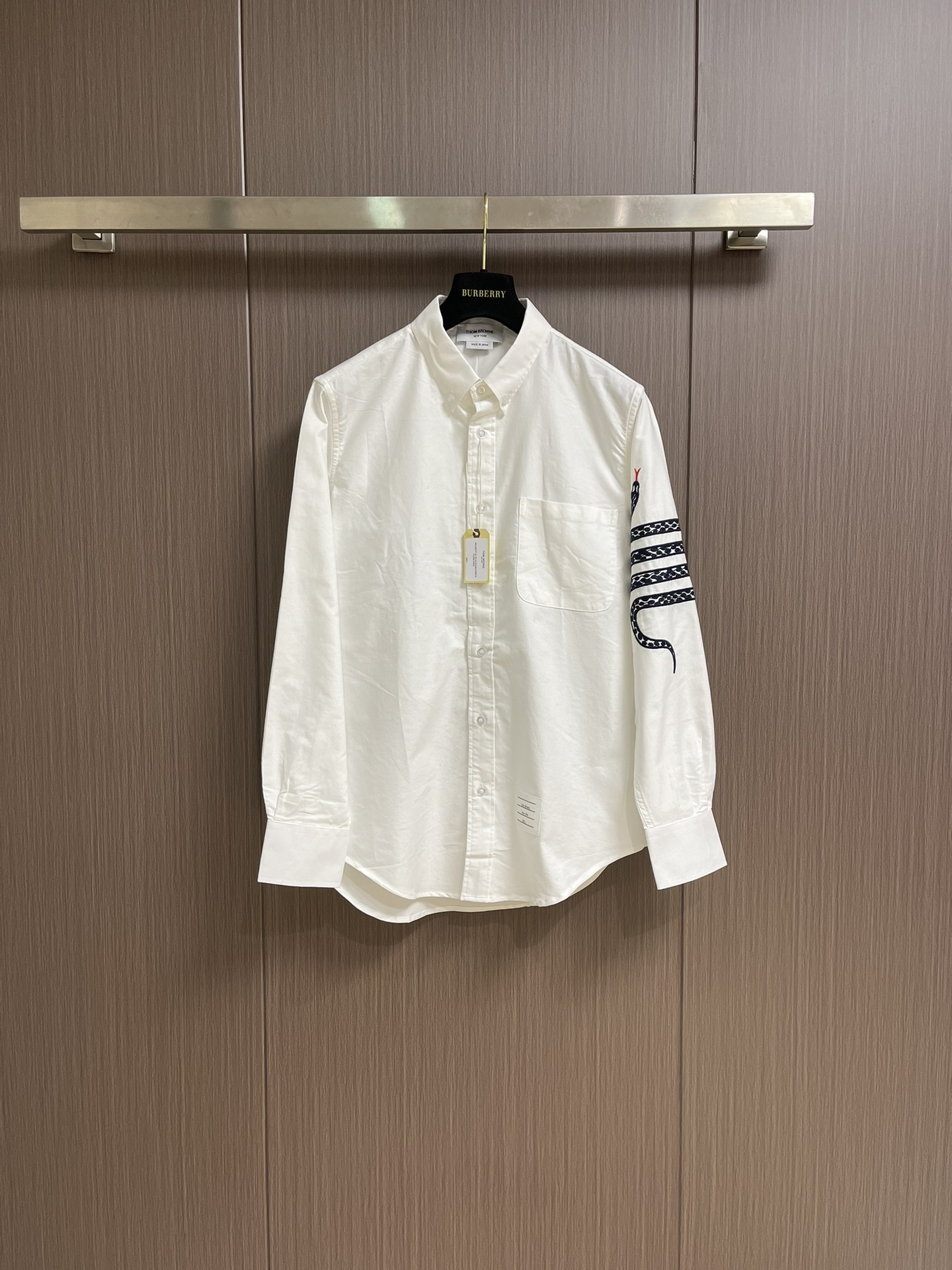 NO:155427,ThomBrowne Tom Brown TB Snake Year Limited Oxford Spinning Classic Cuff Long Sleeve Shirt, the body is a custom 16s double yarn Oxford Spinning, the buttons are made of precious shell buttons, and the ready-to-wear is washed and slightly wrinkled. Size 1-2-3-4,,thom browne,manolo blahnik,shirts,alexander wang19860909ThomBrowne汤姆布朗 TB 蛇年限定 牛津纺经典袖口长袖衬衫,衣身为定制16s双纱牛津纺,纽扣采用珍贵的贝壳扣,成衣水洗微做皱处理.尺码1-2-3-4,,thom browne,manolo blahnik,shirts,alexander wang,Men's clothing