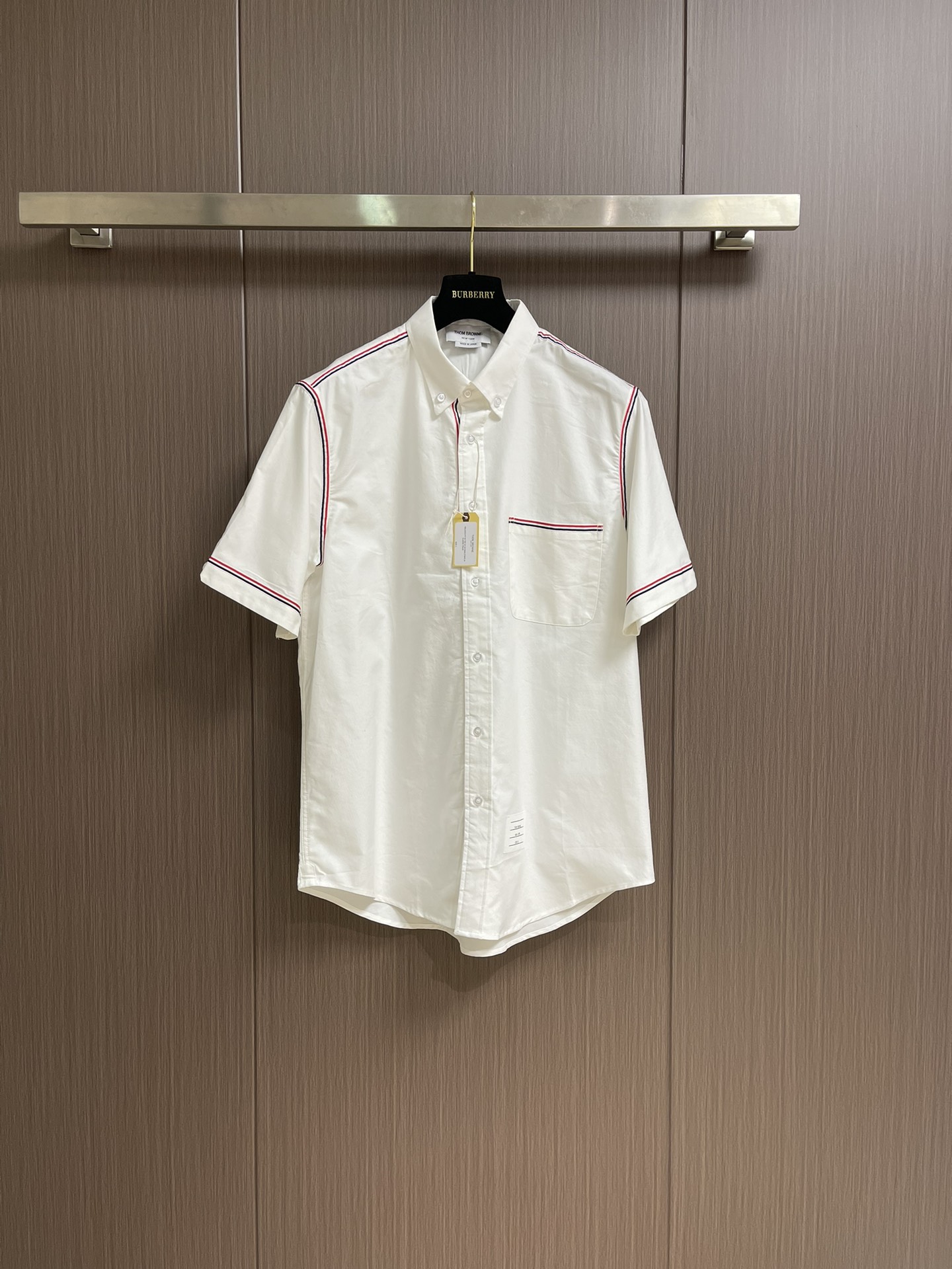 NO:155399,Thom Browne TB webbing wrap edging short-sleeved shirt, customized fine webbing edging Simple and not simple Pure cotton Oxford fabric sweat-absorbing and breathable arc hem. Size 1-2-3-4,,shirts,T-shirt,alexander wang19860909Thom Browne TB 织带环绕包边短袖衬衫,定制细织带包边 简约不简单 纯棉牛津纺面料 吸汗透气 圆弧下摆.尺码1-2-3-4,,shirts,T-shirt,alexander wang,Men's clothing