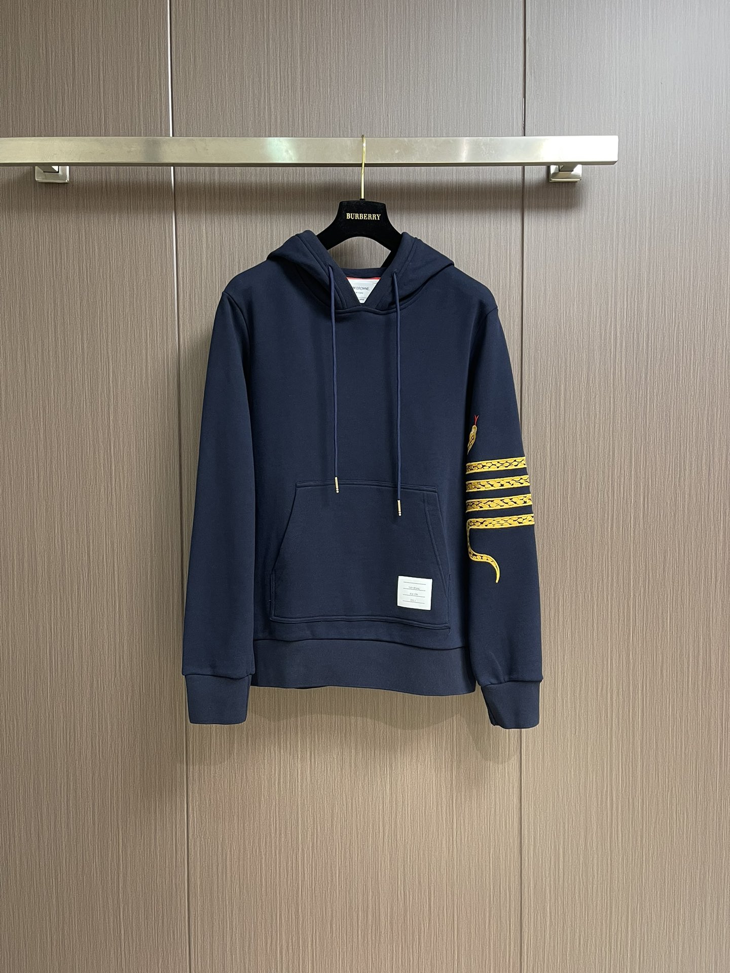 NO:162300,Sweatshirts, sweatshirts, Thom Browne TB Snake Year Limited Embroidered Hooded Sweatshirts, 2025SS Early Spring Series Cleverly combines snake-shaped shapes with the brand’s classic four-bar, and is hand-embedded with gold thread to make the overall shape more flexible and vital. Friends born in the Year of the Snake must buy 420g heavy terry fabric with texture full texture. Size 1-2-3-4, hoodie, sweatshirts, hats, alexander wang19860909卫衣 卫裤 Thom Browne TB 蛇年限定刺绣连帽卫衣卫裤套装,2025SS早春系列 巧妙的将蛇形造型和品牌经典四条杠融合,并手工以金线刺绣镶嵌,使整体造型更灵动富有生命力,属蛇的小伙伴们一定要入手 420g重磅毛圈面料 质感拉满.尺码1-2-3-4,,hoodie,sweatshirts,hats,alexander wang,Men's clothing