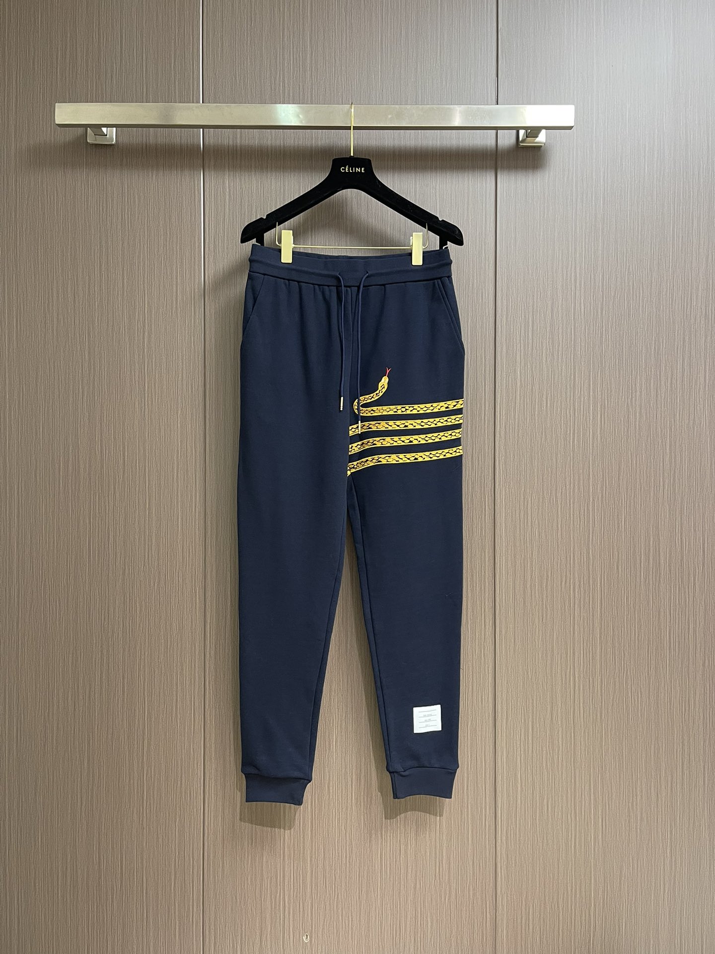 NO:155462,Sweatshirts, sweatshirts, Thom Browne TB Snake Year Limited Embroidered Hooded Sweatshirts, 2025SS Early Spring Series Cleverly combines snake-shaped shapes with the brand’s classic four-bar, and is hand-embedded with gold thread to make the overall shape more flexible and vital. Friends born in the Year of the Snake must buy 420g heavy terry fabric with texture full texture. Size 1-2-3-4, hoodie, sweatshirts, hats, alexander wang19860909卫衣 卫裤 Thom Browne TB 蛇年限定刺绣连帽卫衣卫裤套装,2025SS早春系列 巧妙的将蛇形造型和品牌经典四条杠融合,并手工以金线刺绣镶嵌,使整体造型更灵动富有生命力,属蛇的小伙伴们一定要入手 420g重磅毛圈面料 质感拉满.尺码1-2-3-4,,hoodie,sweatshirts,hats,alexander wang,Men's clothing