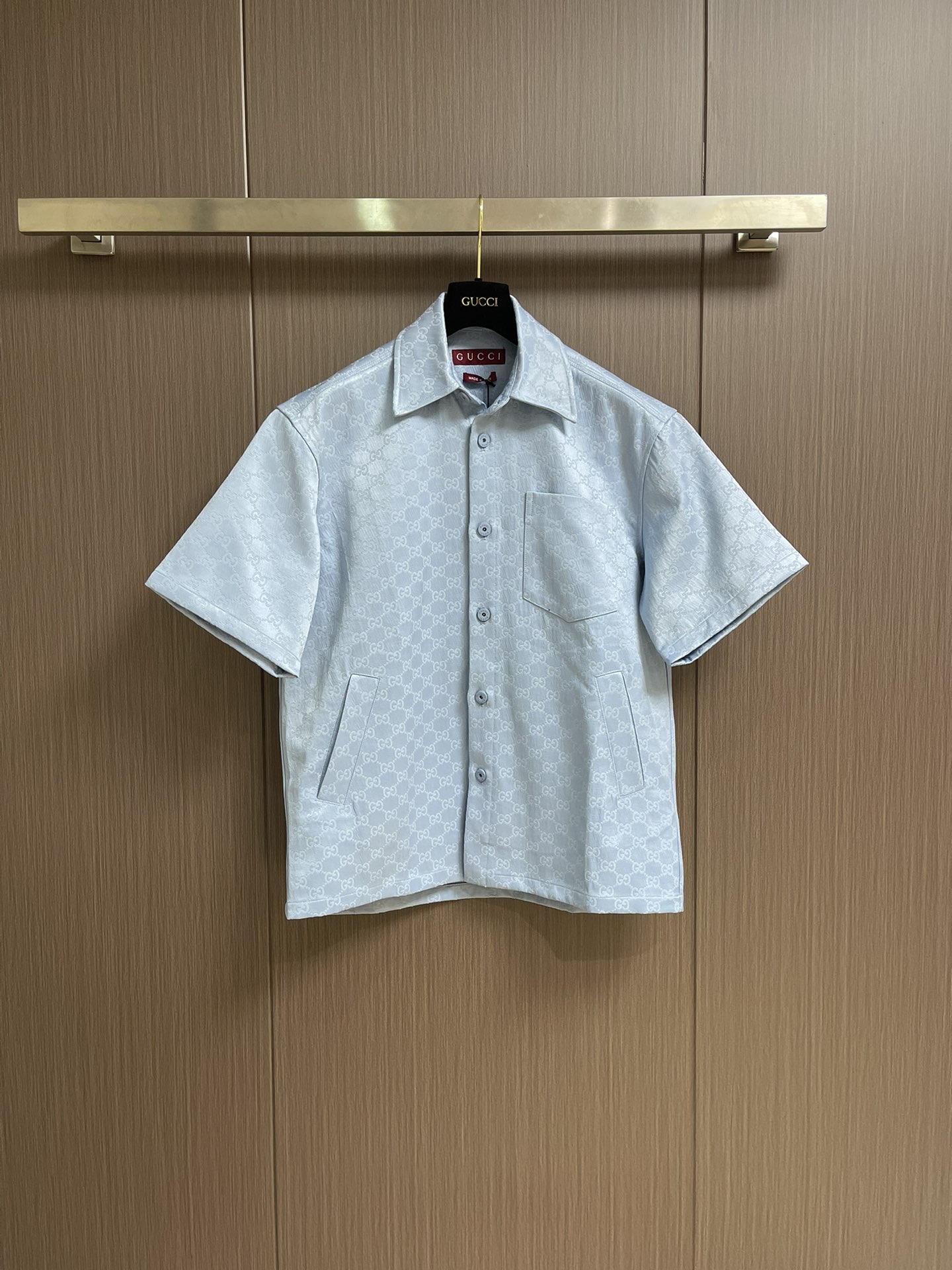 NO:155460,GUCCI double G jacquard full-print denim short-sleeved shirt, classic lapel design, simple and elegant. The body is covered with iconic double G prints, highlighting the brand style. It has chest pockets and pockets on both sides, both practicality and aesthetics. The overall wiring is straight and delicate, the fabric is comfortable and soft, and the color is consistent and no color difference. It can be matched with the same style to create a fashionable look, control various occasions, customize auxiliary materials, complete three standards, and the same style for men and women!  Size S-XL 46-52, gucci,shirts,T-shirt,alexander wang19860909GUCCI 双G提花满印牛仔短袖衬衫,经典翻领设计,简约大方.衣身布满标志性双G印花,彰显品牌格调.设有胸前口袋与两侧口袋,兼具实用性与美观性.整体走线平直细腻,面料舒适柔软,颜色一致无色差 能与同款搭配营造时尚造型,驾驭各种场合,定制辅料,三标齐全,男女同款！尺码S-XL 46-52,,gucci,shirts,T-shirt,alexander wang,Men's clothing