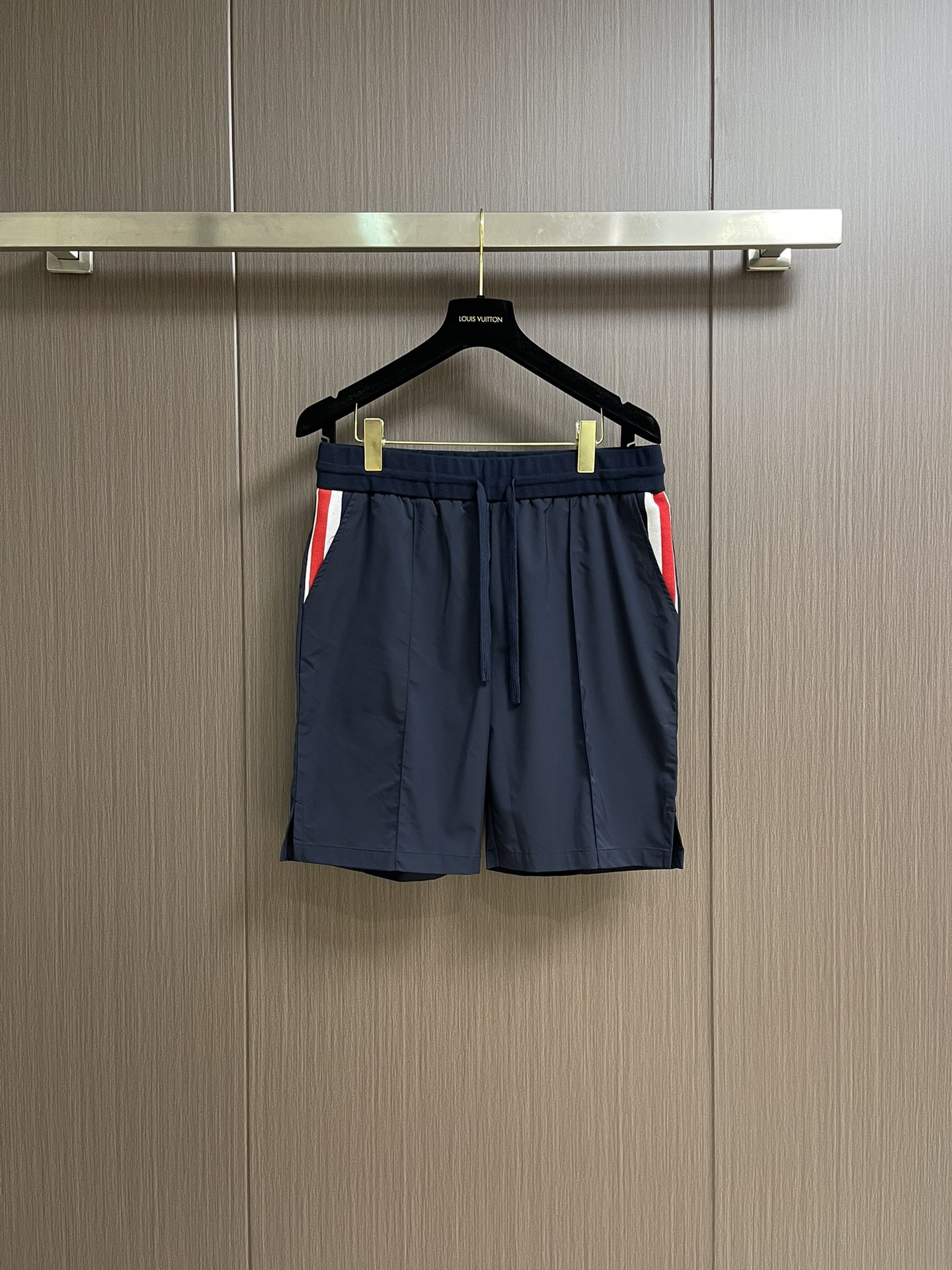 NO:155433,ThomBrowne Tom Brown TB 2025SS double-sided pocket woven shorts, four-sided elastic trousers style, soft and glutinous, soft and stylish, slim and wide on the upper body, side slit, small design and big thoughts. Size 1-2-3-4,,thom brown,manolo blahnik, shorts,alexander wang19860909ThomBrowne汤姆布朗 TB 2025SS双侧口袋织短裤,四面弹西裤款式 面料软糯透气 软糯有型 上身修身挺阔 侧面开叉 小设计大心思.尺码1-2-3-4,,thom browne,manolo blahnik,shorts,alexander wang,Men's clothing