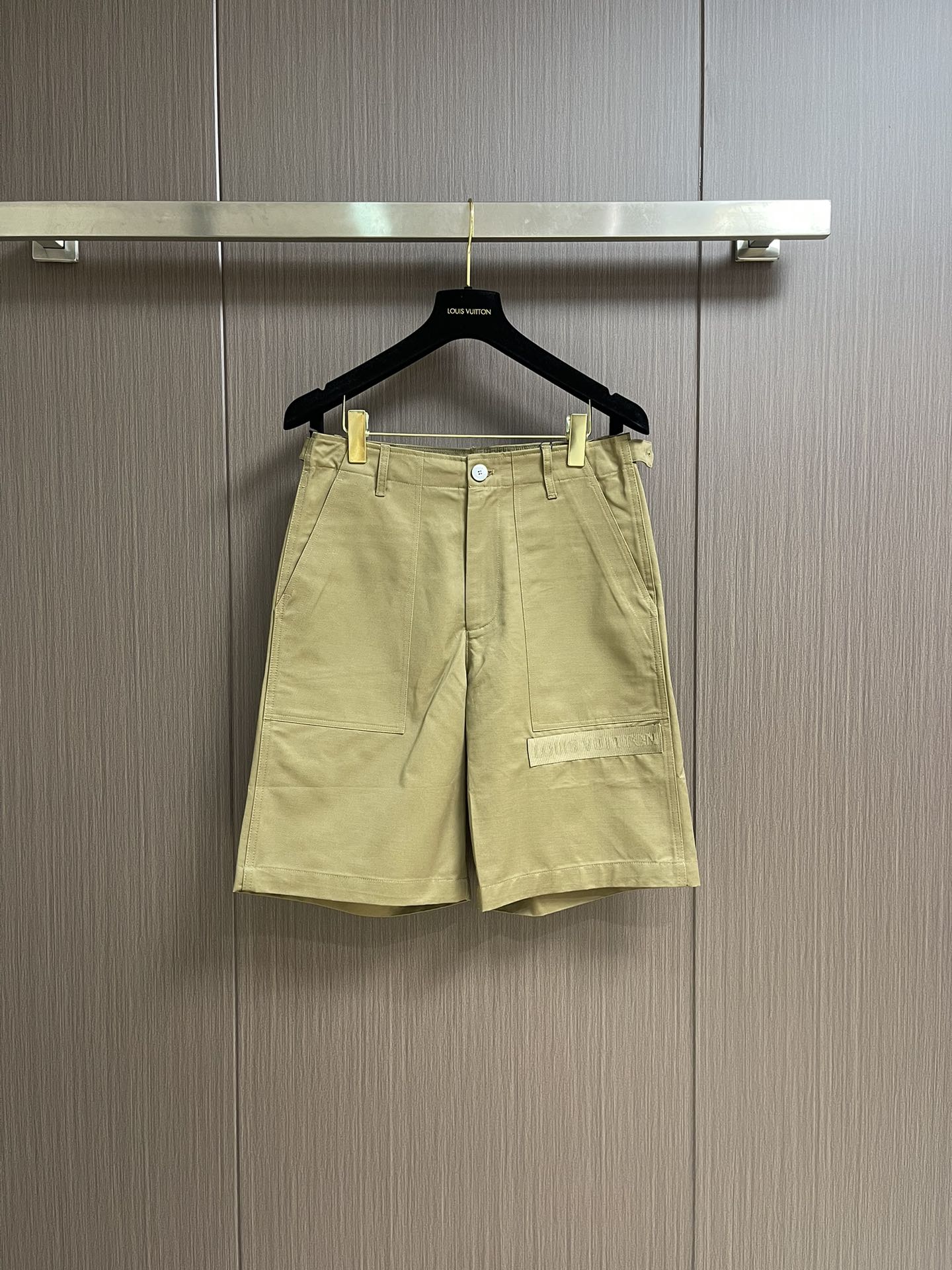 NO:155464,LV letter patch tooling shorts, the twill texture on the front of the fabric is obvious, and the reverse side is blurred. The warp and weft directions are both made of single yarn, the thread density is close, the fabric warp density is slightly higher than the weft density, and the feel is relatively soft. The 3D engraving machine makes customized metal molds, and the pattern is imprinted to the surface of the webbing through high temperature and high pressure; the three-dimensional imprint gives the webbing texture and recognition, and the back edge is laser cut to prevent burrs. The concave and convex texture on the front and back sides are misaligned to enhance the three-dimensional layering. The overall line is straight and delicate, the fabric is comfortable and soft, and the color is consistent and has no color difference. It can be matched with the same style to create a fashionable shape, control various occasions, customize auxiliary materials, complete three standards, and the same style for men and women!  Size S-XL, louis vuitton, shorts, alexander wang19860909LV 字母贴布工装短裤,织物正面斜纹纹路明显,反面比较模糊.经纬向均用单纱,线密度接近,织物经密略高于纬密,手感比较柔软.3D雕刻机制作定制金属模具,通过高温高压将图案压印至织带表面；立体压印赋予织带纹理与辨识度,压印后边缘激光切割,防止毛边.正反面凹凸纹理错位设计,增强立体层次感.整体走线平直细腻,面料舒适柔软,颜色一致无色差 能与同款搭配营造时尚造型,驾驭各种场合,定制辅料,三标齐全,男女同款！尺码S-XL,,louis vuitton,shorts,alexander wang,Men's clothing