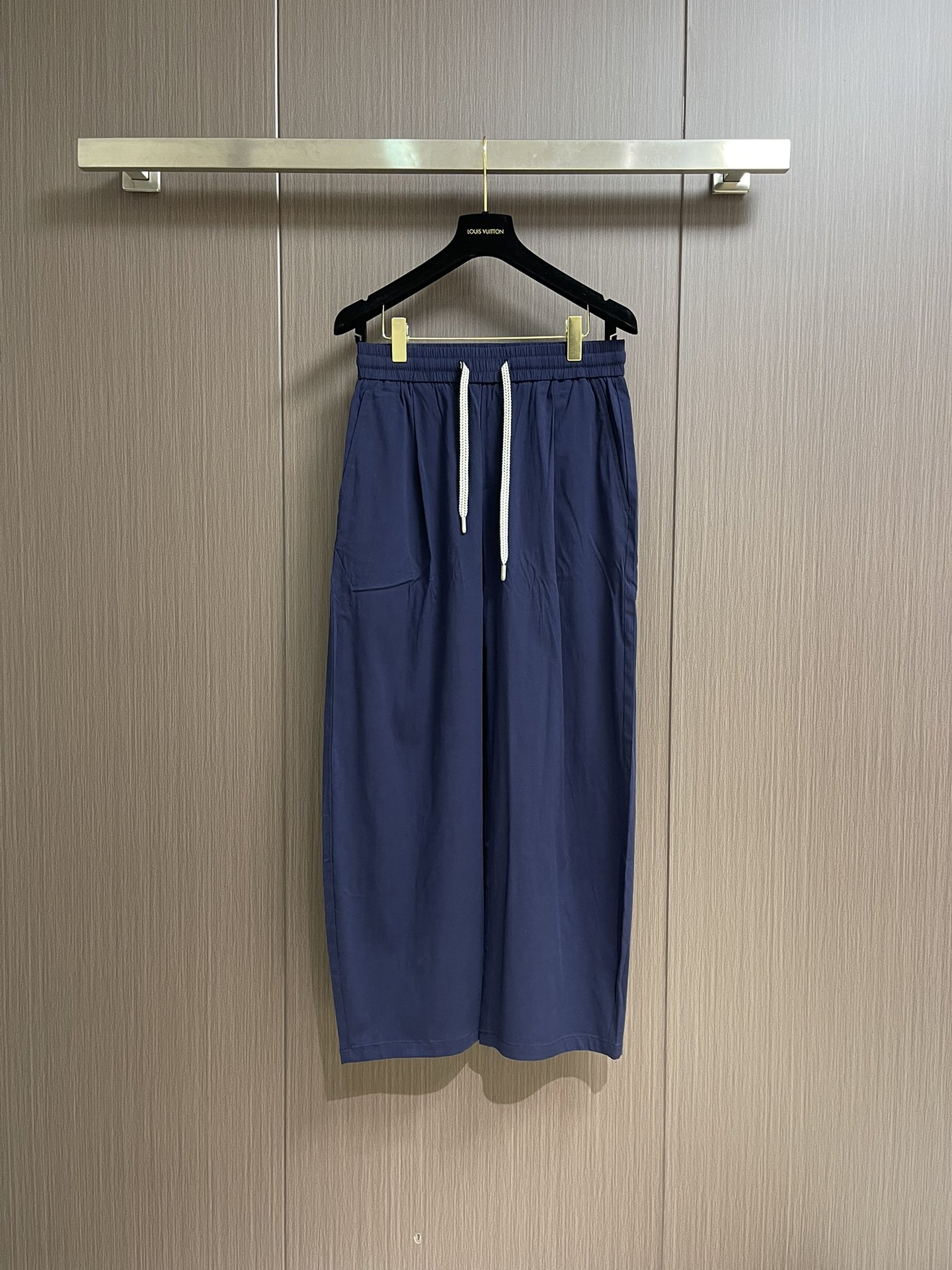 NO:155455,Prada navy blue wool linen technology fabric blended casual pants spring and summer thin casual pants. Fashionable and attitude high-end casual pants for men, deep navy, classic and versatile, suitable for a variety of styles. Customized technology blended fabrics of linen, tinsel, wool and spandex are made of linen breathable, soft, wool warmth and spandex elasticity, comfortable and skin-friendly, and wear freely and unrestrained. The waist drawstring design can flexibly adjust elasticity and meet different waist needs. The loose wide-leg style modifies the leg lines, showing casual and atmosphericity. The exquisite brand embroidery logo at the back pocket shows a low-key luxury texture. Whether it is daily travel or casual gathering, it can help you easily create outstanding shapes. Size XS-L,, prada, alexander wang19860909Prada 海军蓝羊毛亚麻科技面料混纺休闲裤春夏薄款休闲裤.时髦有态度的男士高端休闲裤,深邃海军蓝,经典百搭,适配多样风格.采用亚麻、天丝、羊毛、氨纶定制科技混纺面料,兼具亚麻的透气、天丝的柔软、羊毛的保暖与氨纶的弹性,舒适亲肤,穿着自在无拘.腰部抽绳设计,可灵活调节松紧,贴合不同腰围需求.宽松阔腿版型,修饰腿部线条,尽显随性大气.后袋处精致的品牌刺绣标识,低调彰显奢华质感,无论是日常出行还是休闲聚会,都能助你轻松打造出众造型.尺码XS-L,,prada,alexander wang,Men's clothing