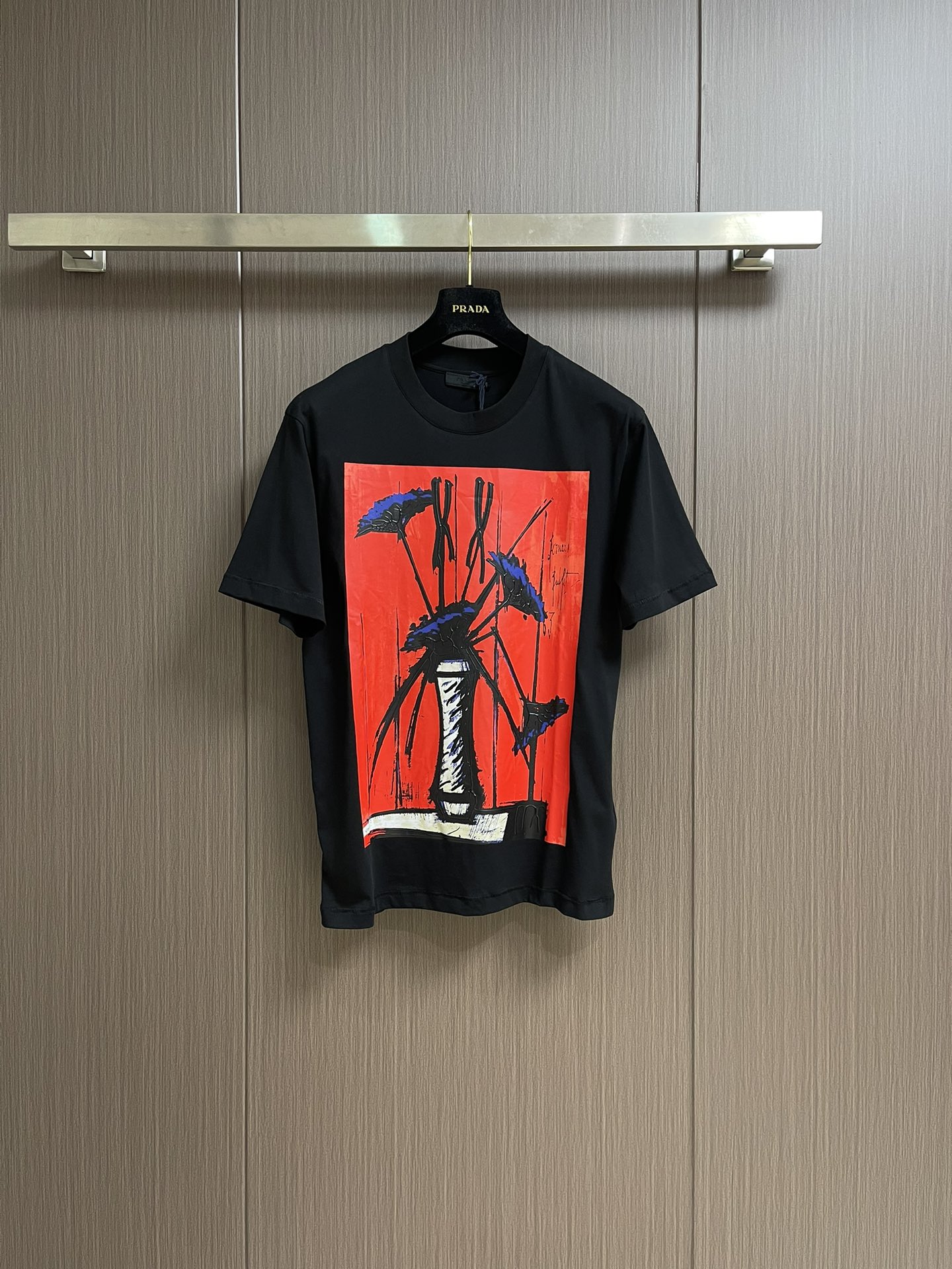 NO:475919,Prada 2025SS new French art micro-spray oil painting graffiti illustration round neck short-sleeved T-shirt!  Soft and comfortable fabric, same style for men and women, a must-have match for the street fashion. Size M-3XL, prada, T-shirt,tees, t-shirt,alexander wang19860909Prada 2025SS新款法国艺术微喷油画涂鸦插画圆领短袖T恤！面料柔软舒适 男女同款 出街潮流必备搭配.尺码M-3XL,,prada,T-shirt,tees，t-shirt,alexander wang,Men's clothing