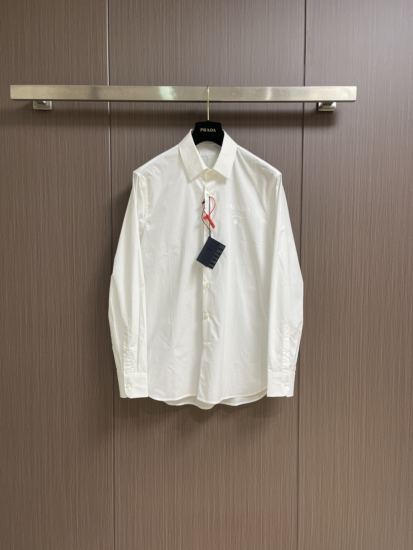 NO:162308,PRAD ironing Logo letter long-sleeved shirt, customized ultra-thin memory foam weave, light and breathable, comfortable skin, simple and delicate white as the main body, fresh and soft, the iconic Prad ironing picture embellishes the front, outlines the elegant outline with simple lines, the luxury within reach, the redundancy is removed, and the return to the authentic and versatile choice, infrared positioning hot painting process, infrared alignment Prad position is more accurate, processed with thermal transfer materials, firm, solid, lasting and beautiful, the hot slab position is made with high temperature and pressure, and the fabric is applied to the synergy of the heating plate and the pressure roller. High temperature and pressure are applied to the fabric to make the surface of the fabric flat and crisp, wear-resistant and washable, specially for export assembly line shirt factory. First-line brand quality, the fabric is washed with sand, and the texture is better, not easy to deform, not easy to shrink, not easy to fade, and maintain long-term beauty. Size 46-52  S-XL, prada,shirts,alexander wang19860909PRAD烫压Logo字母长袖衬衫,定制超薄记忆棉织纹 轻盈透气 舒适贴肤 以简约精致白为主体 清新柔和 标志性Prad烫图点缀正面 以简约的线条勾勒优雅轮廓 触手可及的奢华 褪去冗余 回归本真百搭之选,红外线定位烫画工艺 红外线对位Prad 位置更为精准 利用热转印材料进行处理 牢固结实持久美观,烫朴位均用高温过朴机 通过加热板和压力辊的协同作用 对布料施加高温和压力 使布料表面平整挺括 耐磨耐洗,专供出口流水线衬衫厂 一线品牌质量,面料都经过砂洗 手感质感更佳 不易变形 不易缩水 不易褪色 保持长久的美观.尺码46-52 S-XL,,prada,shirts,alexander wang,Men's clothing