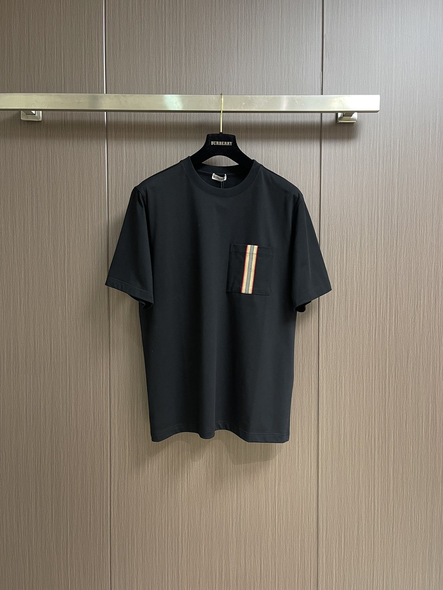 NO:162302,Burberry pocket classic webbing logo couple short-sleeved T-shirt, classic and texture coexist. This BBR pocket webbing high-weight pure cotton short-sleeved fabric shows extraordinary style. Selected 99% high-weight pure cotton fabric, paired with 1% polyester fiber, not only ensures a soft and skin-friendly wear experience, but also adds the clarity and durability of the clothes. The iconic webbing is decorated on the pocket, and the classic striped elements are cleverly embellished, which is a condensed expression of the brand's profound heritage and fashion attitude. Simple round neck design, adapted to diverse styles, whether it is matched with leisure and enjoying holidays or combining to create daily commuting styles, it can be easily controlled, showing unique taste in details, and is an indispensable fashion item in the wardrobe. Size XS-L, burberry, T-shirt, tees, t-shirt, alexander wang19860909Burberry 口袋经典织带标识情侣款短袖T恤,经典与质感并存,这款BBR口袋织带高克重纯棉短袖,尽显非凡格调.精选99％高克重纯棉面料,搭配1％聚酯纤维,既保证了柔软亲肤的穿着体验,又增添了衣物的挺括与耐用性.标志性织带装饰于口袋之上,经典条纹元素巧妙点缀,是品牌深厚底蕴与时尚态度的凝练表达.简约圆领设计,适配多元风格,无论是搭配休闲畅享假日时光,还是与组合打造日常通勤造型,都能轻松驾驭,于细节处彰显独特品味,是衣橱中不可或缺的时尚单品.尺码XS-L,,burberry,T-shirt,tees，t-shirt,alexander wang,Men's clothing