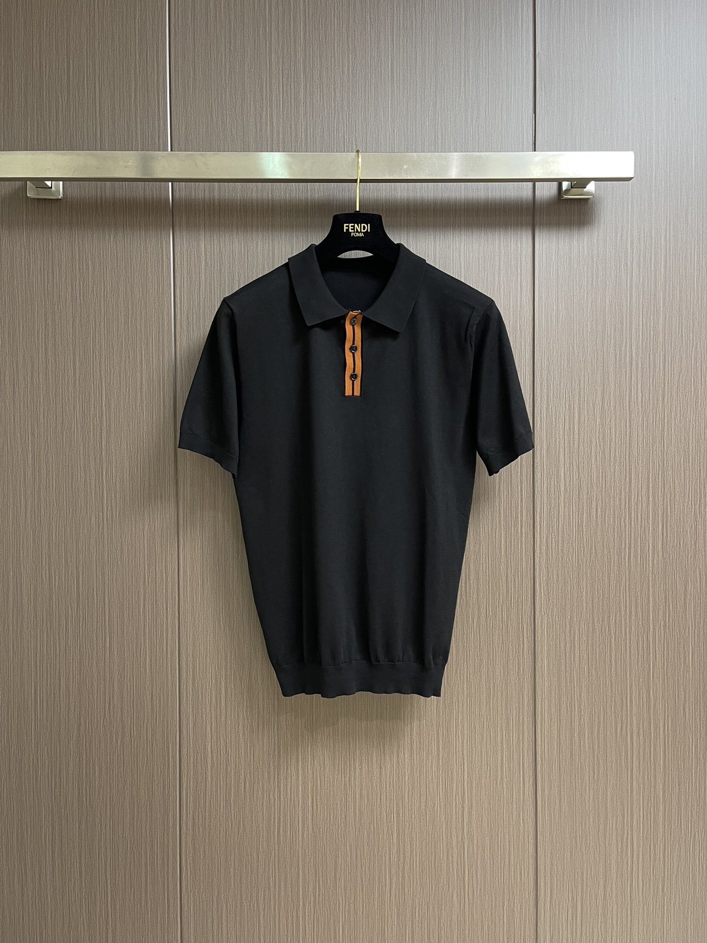 NO:418685,Zegna 2025ss classic short-sleeved knitted POLO, with its simple yet fashionable design, has become a must-have item for unisex wardrobe. It uses high-quality customer-supplied materials, delicate and soft, skin-friendly and comfortable, and the same tailoring design is suitable for men to show a steady and restrained temperament, and also for women to show the charm of casualness and freedom. Whether it is matched with jeans or casual pants, you can easily control various occasions, from daily travel to casual parties, you can become the focus. Size 48-50-52-54, ,jeans, T-shirt, alexander wang19860909Zegna 2025ss经典款短袖针织POLO,以其简约而不失时尚的设计,成为了男女皆宜的衣橱必备单品.选用优质客供材质,细腻柔软,亲肤舒适,男女同款的剪裁设计,既适合男性展现稳重内敛的气质,也适合女性彰显随性洒脱的魅力.无论是搭配牛仔裤还是休闲裤,都能轻松驾驭各种场合,从日常出行到休闲聚会,都能让你成为焦点.尺码48-50-52-54,,jeans,T-shirt,alexander wang,Men's clothing