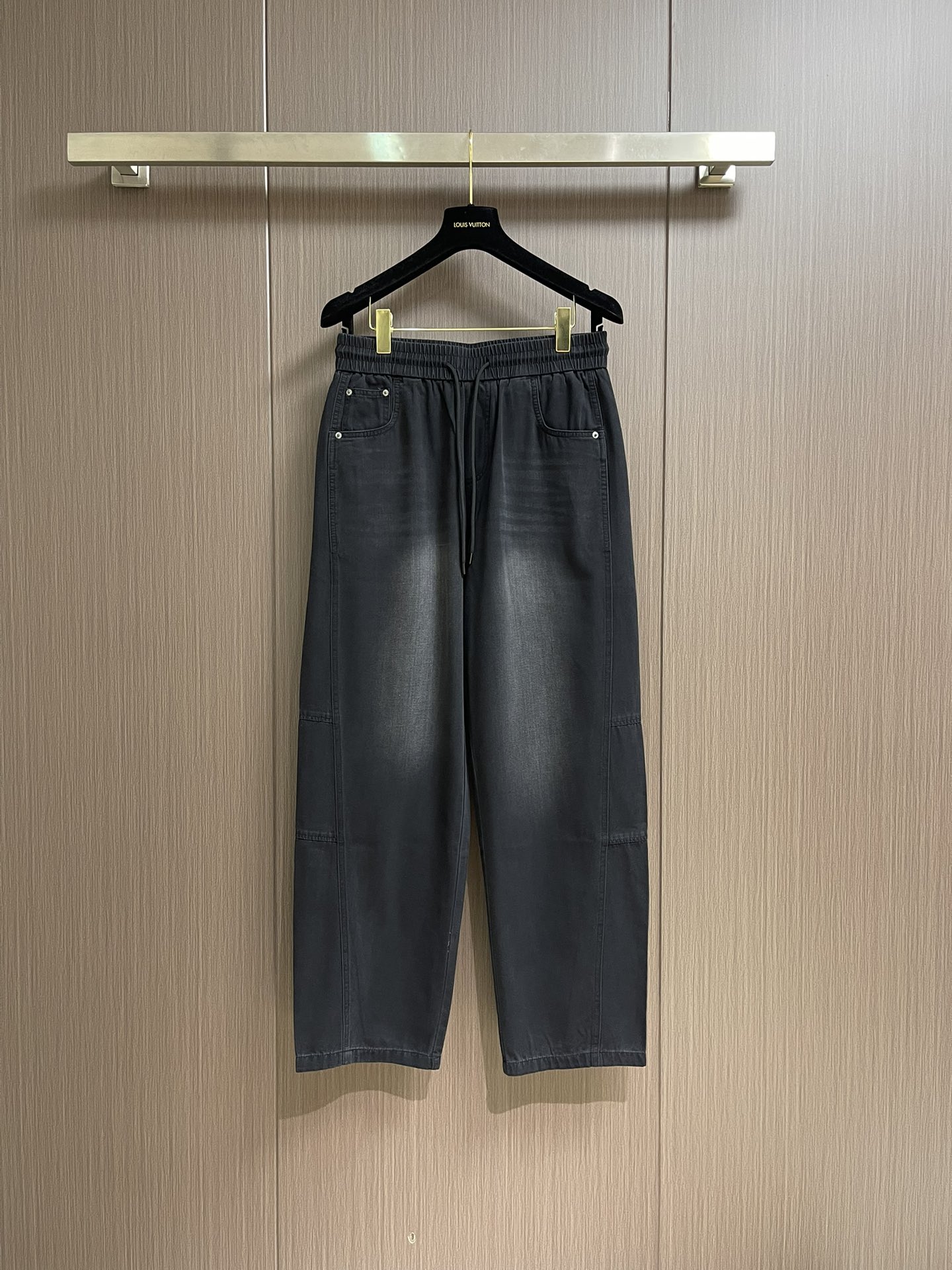 NO:159700,mm6  The rear letter casual jeans have become a must-have item in urban men and women's wardrobe with their simple yet fashionable design concept. This thin pants are made of high-quality fabrics, light and breathable, and can maintain a comfortable body feel even in the hot summer. The tailoring design of the same style of men and women takes into account the body characteristics of different genders, showing the soft lines of women and the neatness and handsomeness of men. The letter elements embellished at the back of the pants are revealed in a low-key manner.  Personality and unruly, whether it is daily travel or casual gathering, it can be easily controlled, showing its unique taste. In addition, it also has good elasticity and wear resistance, and can maintain the beauty and durability of the pants in the office or outdoor activities. In short, this rear letter casual men and women's thin pants have become the best choice for you who pursue fashion and comfortable life with its versatile style and practical performance. Size XS-L,,masion  Margiela, jeans, alexander wang19860909mm6 后字母休闲牛仔裤,以其简约而不失时尚的设计理念,成为都市男女衣橱中的必备单品.这款薄裤采用优质面料,轻盈透气,即便在炎炎夏日也能保持舒适体感,无拘无束.其男女同款的剪裁设计,兼顾了不同性别的身材特点,既展现出女性的柔美线条,又不失男性的利落与帅气.裤身后方点缀的字母元素,低调中透露出个性与不羁,无论是日常出行还是休闲聚会,都能轻松驾驭,彰显独特品味.此外,它还具备良好的弹性与耐磨性,无论是久坐办公室还是户外活动,都能保持裤型的美观与耐用.总之,这款后字母休闲男女同款薄裤,以其百搭的款式与实用的性能,成为追求时尚与舒适生活的你的不二之选.尺码XS-L,,masion margiela,jeans,alexander wang,Men's clothing