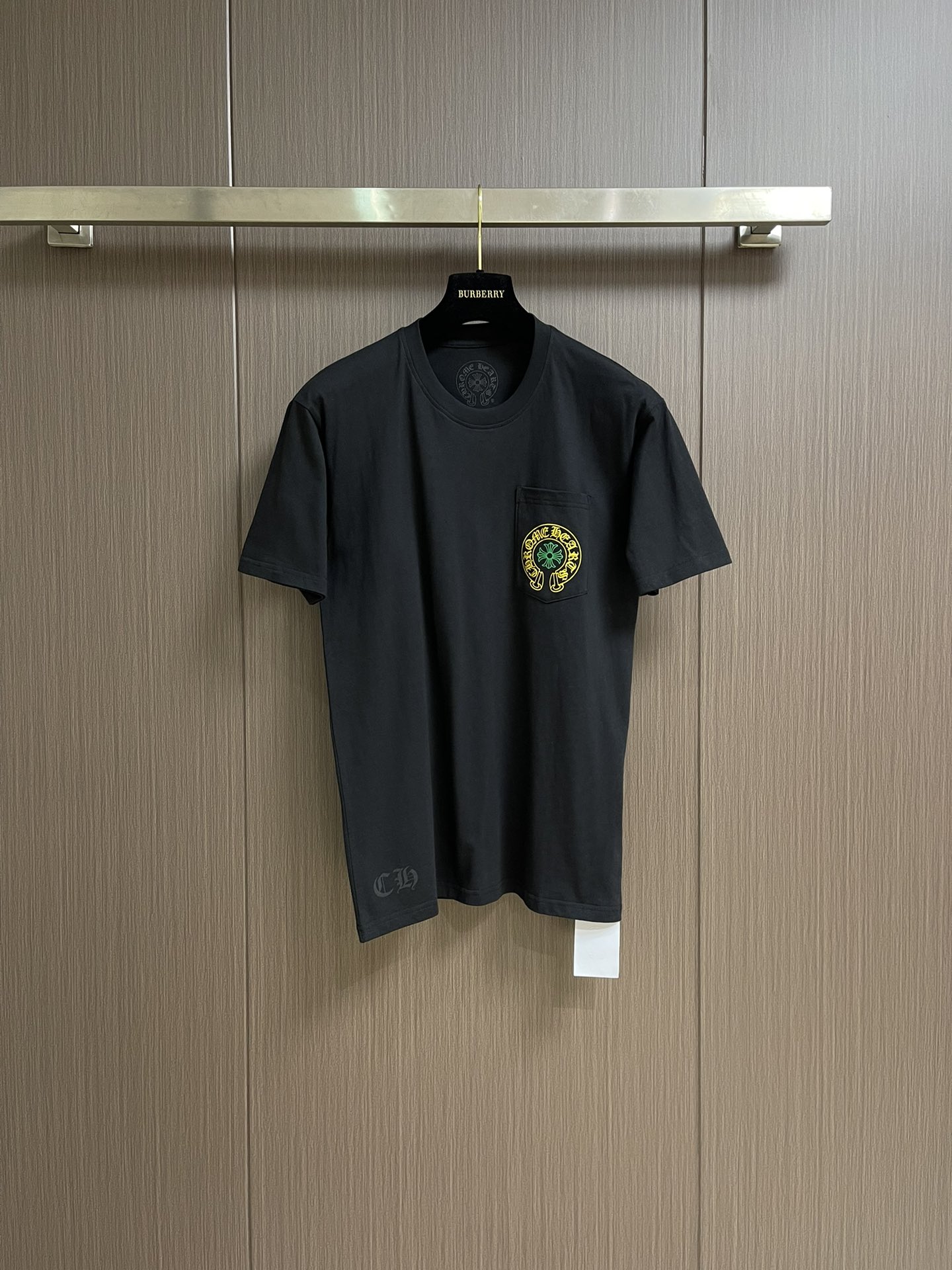 NO:162319,CH Croxin 2025FW Sanskrit printed short-sleeved T-shirt Chrome Hearts Sanskrit, Chrome Hearts' iconic Sanskrit printed, flamboyant and mysterious, instantly stand out from the crowd, with a rock star aura. The bold print breaks the dullness of a conventional T-shirt and perfectly blends street trends with classic styles. It is perfect for daily going out on the street or attending music festivals!  Size S-M-L, chrome hearts, chrome hearts, T-shirt, tees, t-shirt, alexander wang19860909CH 克罗心 2025FW梵文印花短袖T恤 Chrome Hearts梵文,Chrome Hearts标志性的梵文印花,张扬又神秘,穿上身瞬间从人群中脱颖而出,自带摇滚巨星气场.大胆的印花打破常规T恤的沉闷,将街头潮流与经典版型完美融合,日常出街或是参加音乐节都超合适！尺码S-M-L,,chrome hearts,chrome hearts,T-shirt,tees，t-shirt,alexander wang,Men's clothing