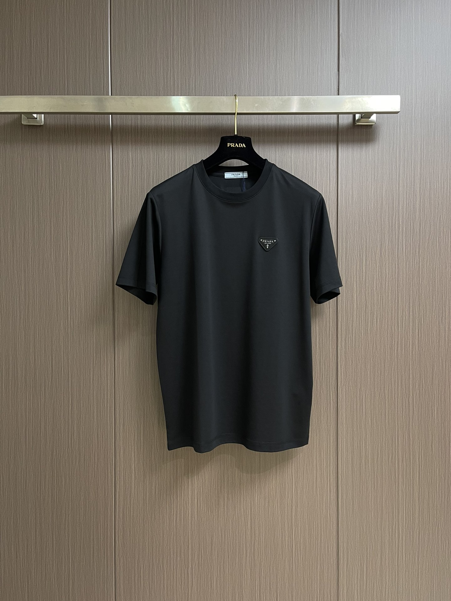 NO:162316,Prada 2025Ss summer new black and white samurai couple short-sleeved T-shirt, simple but not lacking in style, PRA** black and white samurai short-sleeved debut!  Classic black and white colors are like the eternal poems of the fashion industry, versatile and recognizable. The iconic triangle logo and 