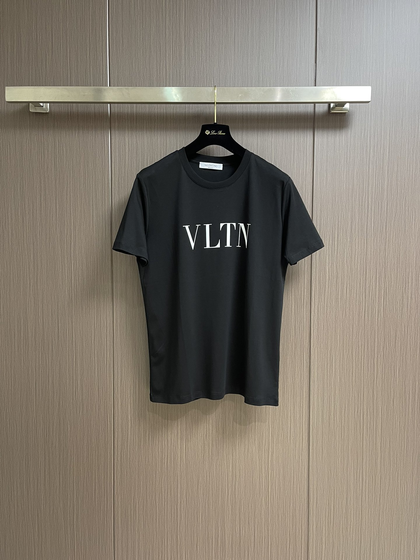 NO:162337,Valentino 2025SS early spring new short-sleeved round neck T-shirt, 380-gram heavy round neck design, classic and simple, short-sleeved tailoring is suitable for daily wear, overall loose style, comfortable and comfortable to wear. Embroidery is provided on the front chest, reinforced details highlights, back rope embroidery and printed design. Size 46-56 46 size clothes 67cm bust 95cm shoulder width 41.5cm 48 size clothes 69cm bust 100cm shoulder width 42.5cm 50 size clothes 71cm bust 105cm shoulder width 43.5cm 52 size clothes 73cm bust 110cm shoulder width 44.5cm 54 size clothes 75cm bust 115cm shoulder width 45.5cm 56 size clothes 76cm long  Bust circumference 120cm Shoulder width 46.5cm, valentino, valentino, T-shirt, tees, t-shirt, alexander wang19860909valentino 华伦天奴2025SS早春新款短袖圆领T恤,380高克重圆领设计经典简约,短袖剪裁适配日常穿着 整体呈宽松版型,穿着舒适自在.前胸位置设刺绣 强化细节亮点后背绳绣加印花设计.尺码46-56 46码衣长67cm 胸围95cm 肩宽41.5cm 48码衣长69cm 胸围100cm 肩宽42.5cm 50码衣长71cm 胸围105cm 肩宽43.5cm 52码衣长73cm 胸围110cm 肩宽44.5cm 54码衣长75cm 胸围115cm 肩宽45.5cm 56码衣长76cm 胸围120cm 肩宽46.5cm,,valentino,valentino,T-shirt,tees，t-shirt,alexander wang,Men's clothing