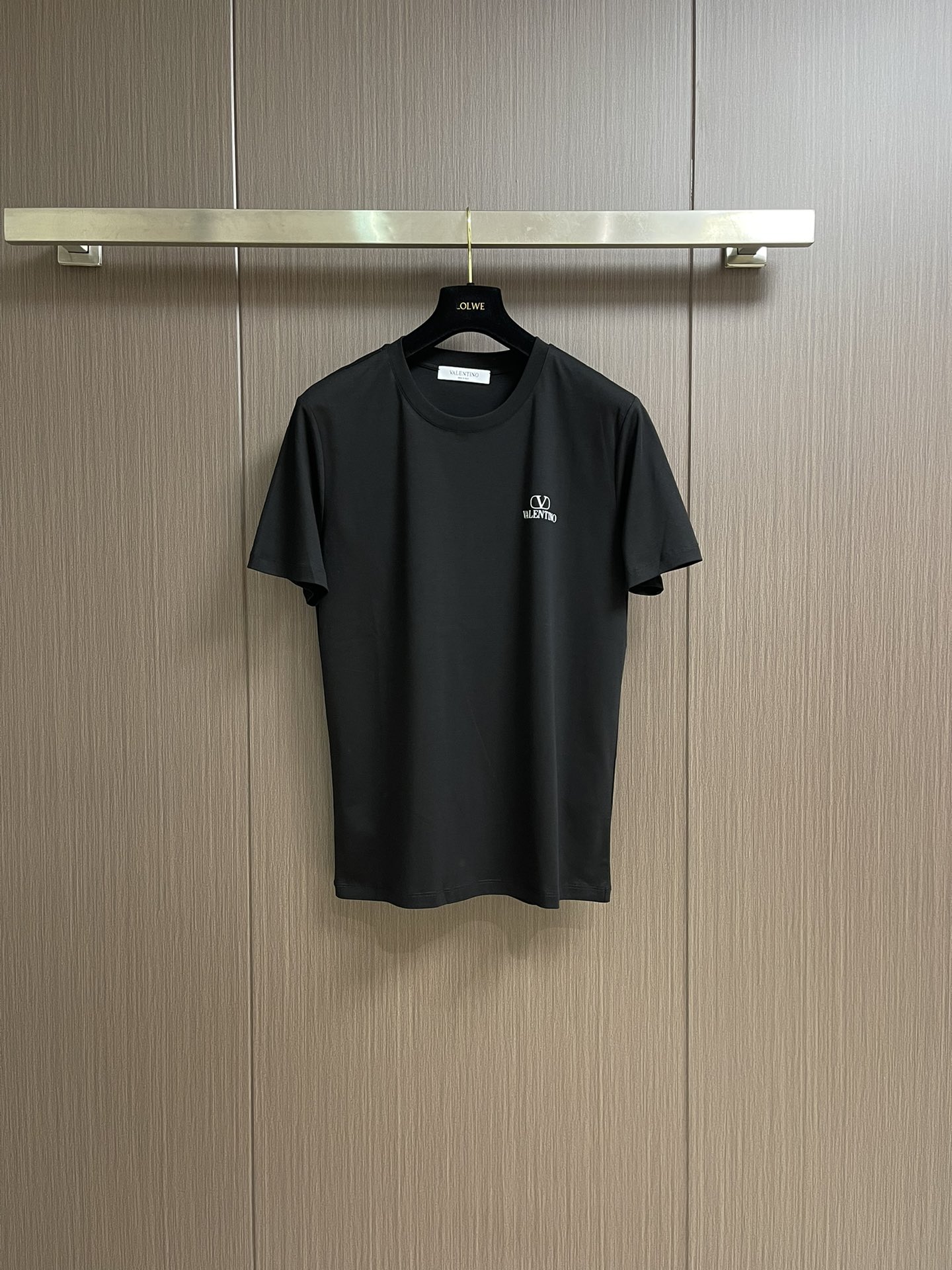 NO:162340,Valentino 2025SS offset logo cotton round neck pullover short-sleeved T-shirt, a limited-level high-end single product created by casual and versatile short-sleeved shirts for men and women, must-have for men and women!  Made of imported pure cotton fabrics, the fabric has an unparalleled silky feel and touch, skin-friendly, breathable and comfortable, and is very suitable for hot summer wear!  The body is decorated with elemental logo logos, and the craftsmanship is precise and three-dimensional and full. The casual and loose cut and ribbed round neck design can be matched with various outfits to create a fashionable matching look!  Size 46-56 46 size clothes 67cm bust 95cm shoulder width 41.5cm 48 size clothes 69cm bust 100cm shoulder width 42.5cm 50 size clothes 71cm bust 105cm shoulder width 43.5cm 52 size clothes 73cm bust 110cm shoulder width 44.5cm 54 size clothes 75cm bust 115cm shoulder width 45.5cm 56 size clothes 76cm bust 120cm shoulder width 46.5cm, valentino, T-shirt,tees, t-shirt,alexander wang19860909valentino 2025SS胶印logo棉质圆领套头短袖T恤,男女休闲百搭短袖衫创作的限量级高奢单品男女元素必入推荐！客供进口纯棉面料制作而成,面料拥有着无与伦比的丝滑手感与触感,着穿亲肤透气舒爽,非常适合酷热的夏日穿着！衣身饰以元素徽标logo点缀,工艺精准立体且饱满,休闲宽松的版型裁剪和罗纹圆领设计,可搭配各种装打造时尚的配套造型！尺码46-56 46码衣长67cm 胸围95cm 肩宽41.5cm 48码衣长69cm 胸围100cm 肩宽42.5cm 50码衣长71cm 胸围105cm 肩宽43.5cm 52码衣长73cm 胸围110cm 肩宽44.5cm 54码衣长75cm 胸围115cm 肩宽45.5cm 56码衣长76cm 胸围120cm 肩宽46.5cm,,valentino,T-shirt,tees，t-shirt,alexander wang,Men's clothing