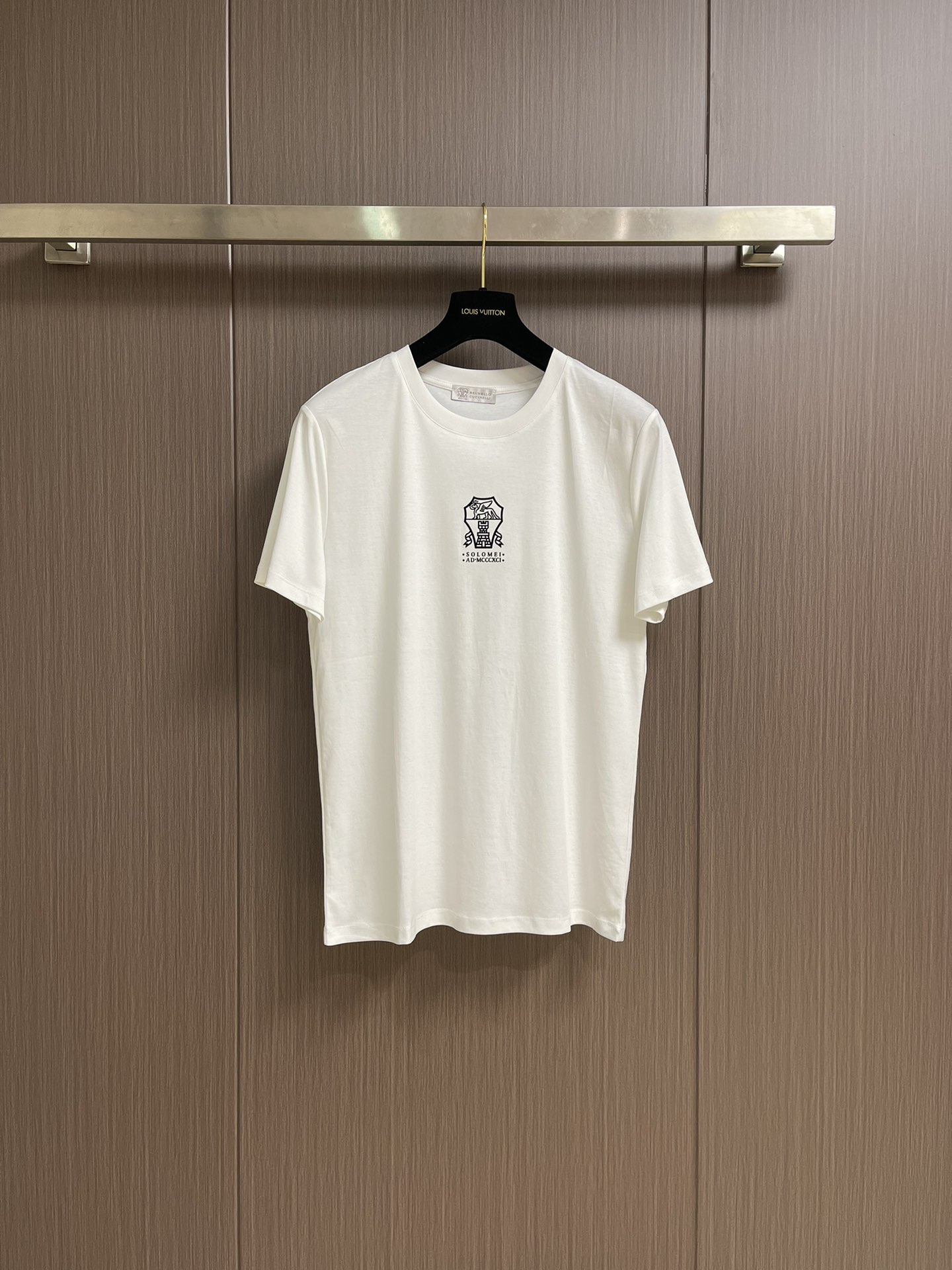 NO:162315,Brunello Cucinelli BC letter logo printed round neck T-shirt. Early spring series, customized long lemon cotton, cotton is soft and comfortable, light and breathable, simple and atmospheric, low-key and luxurious, and productive!  The chest is decorated with BC logo print, breaking the monotony of the solid color design, elegant and generous. It also has brand recognition. Size 46-56 46 size 67cm long, bust 95cm shoulder width 41.5cm 48 size 69cm bust 100cm shoulder width 42.5cm 50 size 71cm bust 105cm shoulder width 43.5cm 52 size 73cm bust 110cm shoulder width 44.5cm 54 size 75cm bust 115cm shoulder width 45.5cm 56 size 76cm bust 120cm shoulder width 46.5cm, brunello cucinelli,tees, t-shirt, alexander wang19860909Brunello Cucinelli BC 字母logo印花圆领T恤.早春系列,客供定制长绒棉、棉质柔软舒适、轻盈透气,简约大气、低调奢华、有品！胸前饰以BC徽标印花,打破纯色设计的单调感,优雅大方.又具有品牌辨识度.尺码46-56 46码衣长67cm 胸围95cm 肩宽41.5cm 48码衣长69cm 胸围100cm 肩宽42.5cm 50码衣长71cm 胸围105cm 肩宽43.5cm 52码衣长73cm 胸围110cm 肩宽44.5cm 54码衣长75cm 胸围115cm 肩宽45.5cm 56码衣长76cm 胸围120cm 肩宽46.5cm,,brunello cucinelli,tees，t-shirt,alexander wang,Men's clothing