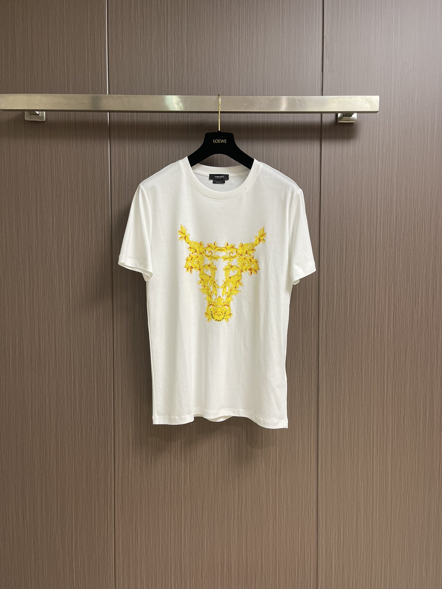 NO:162318,Versace 2025ss Early Spring Bull Head Logo Printed Short-sleeved T-shirt, Counter window display style. High-quality fabric, soft touch, seem simple, but complicated, fashion sense, casually worn, perfect appearance. Size 46-56, 46-size clothes 67cm, bust 95cm, shoulder width 41.5cm, 48-size clothes 69cm, bust 100cm, shoulder width 42.5cm, 50-size clothes 71cm, bust 105cm, shoulder width 43.5cm, 52-size clothes 73cm, bust 110cm, shoulder width 44.5cm, 54-size clothes 75cm, bust 115cm, shoulder width 45.5cm, 56-size clothes 76cm, bust 120cm  Shoulder width 46.5cm, versace, T-shirt,tees, t-shirt,alexander wang19860909Versace 2025ss早春牛头logo印花短袖T恤,柜台橱窗展示款.优质好面料 柔软触感 看似简单 工艺却很复杂 随意穿出时尚感 品相完美.尺码46-56 46码衣长67cm 胸围95cm 肩宽41.5cm 48码衣长69cm 胸围100cm 肩宽42.5cm 50码衣长71cm 胸围105cm 肩宽43.5cm 52码衣长73cm 胸围110cm 肩宽44.5cm 54码衣长75cm 胸围115cm 肩宽45.5cm 56码衣长76cm 胸围120cm 肩宽46.5cm,,versace,T-shirt,tees，t-shirt,alexander wang,Men's clothing