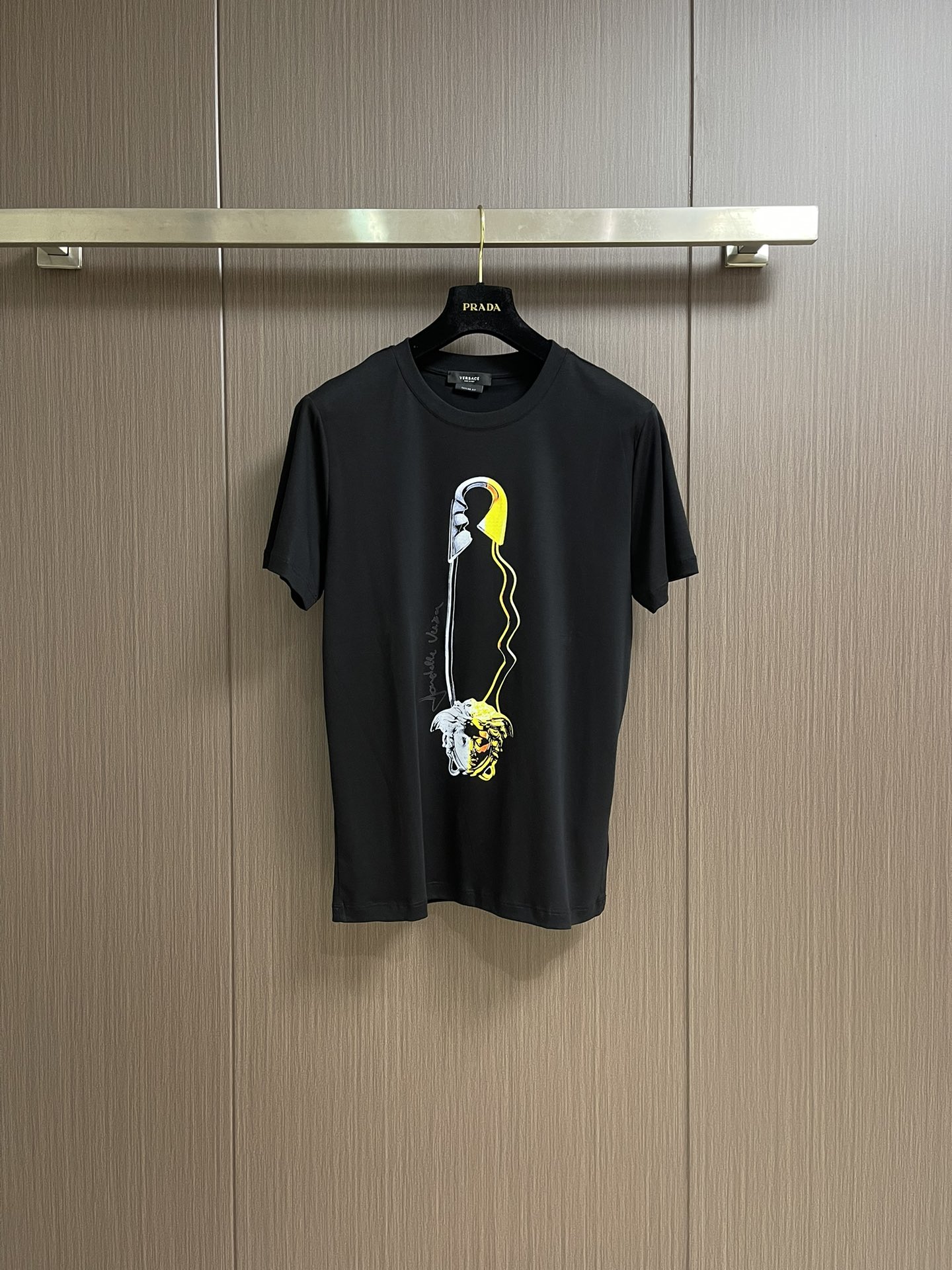 NO:162321,Versace 2025ss Spring and Summer logo Medusa pin printed short-sleeved T-shirt, high-quality fabric, soft touch, seem simple, but complicated, casually fashionable, perfect appearance. Size 46-56, size 46-56, length 67cm, bust 95cm, shoulder width 41.5cm, size 48-size clothes 69cm, bust 100cm, shoulder width 42.5cm, size 50-size clothes 71cm, bust 105cm, shoulder width 43.5cm, size 52-size clothes 73cm, bust 110cm, shoulder width 44.5cm, size 54-size clothes 75cm, bust 115cm, shoulder width 45.5cm, size 56-size clothes 76cm, bust 120cm  Shoulder width 46.5cm, versace, T-shirt,tees, t-shirt,alexander wang19860909Versace 2025ss春夏logo美杜莎别针印花短袖T恤,优质好面料 柔软触感 看似简单 工艺却很复杂 随意穿出时尚感 品相完美.尺码46-56 46码衣长67cm 胸围95cm 肩宽41.5cm 48码衣长69cm 胸围100cm 肩宽42.5cm 50码衣长71cm 胸围105cm 肩宽43.5cm 52码衣长73cm 胸围110cm 肩宽44.5cm 54码衣长75cm 胸围115cm 肩宽45.5cm 56码衣长76cm 胸围120cm 肩宽46.5cm,,versace,T-shirt,tees，t-shirt,alexander wang,Men's clothing