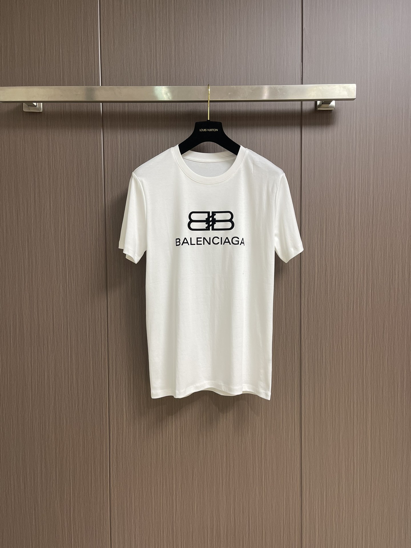 NO:159707,Balenciaga printed logo round neck short-sleeved T-shirt, fixed weaving and dyeing 100% pure cotton double-strand fabric, laundry washing water, front high-definition scanning pattern perfectly restored laser positioning machine printing, neckline ribbed fabric fixed weaving and dyeing, overall line is straight and delicate, the fabric is comfortable and soft, the color is consistent and no color difference, customized auxiliary materials. Size 46-56 46 size clothes 67cm bust 95cm shoulder width 41.5cm 48 size clothes 69cm bust 100cm shoulder width 42.5cm 50 size clothes 71cm bust 105cm shoulder width 43.5cm 52 size clothes 73cm bust 110cm shoulder width 44.5cm 54 size clothes 75cm bust 115cm shoulder width 45.5cm 56 size clothes 76cm  Bust circumference 120cm Shoulder width 46.5cm, balenciaga, T-shirt,tees, t-shirt,alexander wang19860909Balenciaga 印花logo圆领短袖T恤,定织定染百分百纯棉双股面料 成衣洗水 前幅高清扫描图案完美还原激光定位机印 领口罗纹面料定织定染色 整体走线平直细腻 面料舒适柔软 颜色一致无色差,定制辅料.尺码46-56 46码衣长67cm 胸围95cm 肩宽41.5cm 48码衣长69cm 胸围100cm 肩宽42.5cm 50码衣长71cm 胸围105cm 肩宽43.5cm 52码衣长73cm 胸围110cm 肩宽44.5cm 54码衣长75cm 胸围115cm 肩宽45.5cm 56码衣长76cm 胸围120cm 肩宽46.5cm,,balenciaga,T-shirt,tees，t-shirt,alexander wang,Men's clothing