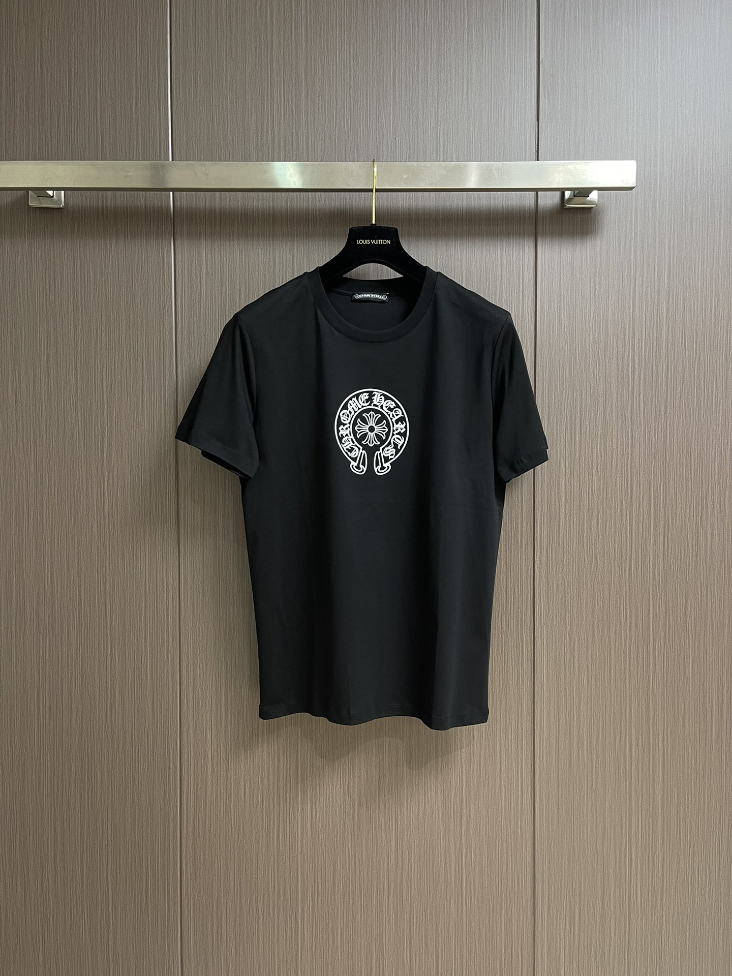 NO:162324,CH Croxin 2025FW Cross Print Short-Sleeve T-shirt Chrome Hearts Sanskrit, Chrome Hearts' iconic Sanskrit prints are ostentatious and mysterious. They instantly stand out from the crowd when they wear them, with a rock star aura. The bold prints break the dullness of conventional T-shirts and perfectly blend street trends with classic styles. It is perfect for daily going out on the street or attending music festivals!  Size 46-56 46 size clothes 67cm bust 95cm shoulder width 41.5cm 48 size clothes 69cm bust 100cm shoulder width 42.5cm 50 size clothes 71cm bust 105cm shoulder width 43.5cm 52 size clothes 73cm bust 110cm shoulder width 44.5cm 54 size clothes 75cm bust 115cm shoulder width 45.5cm 56 size clothes 76cm bust 120cm shoulder width 46.5cm, chrome hearts,chrome hearts, T-shirt,tees, t-shirt,alexander wang19860909CH 克罗心 2025FW十字花印花短袖T恤 Chrome Hearts梵文,Chrome Hearts标志性的梵文印花,张扬又神秘,穿上身瞬间从人群中脱颖而出,自带摇滚巨星气场.大胆的印花打破常规T恤的沉闷,将街头潮流与经典版型完美融合,日常出街或是参加音乐节都超合适！尺码46-56 46码衣长67cm 胸围95cm 肩宽41.5cm 48码衣长69cm 胸围100cm 肩宽42.5cm 50码衣长71cm 胸围105cm 肩宽43.5cm 52码衣长73cm 胸围110cm 肩宽44.5cm 54码衣长75cm 胸围115cm 肩宽45.5cm 56码衣长76cm 胸围120cm 肩宽46.5cm,,chrome hearts,chrome hearts,T-shirt,tees，t-shirt,alexander wang,Men's clothing